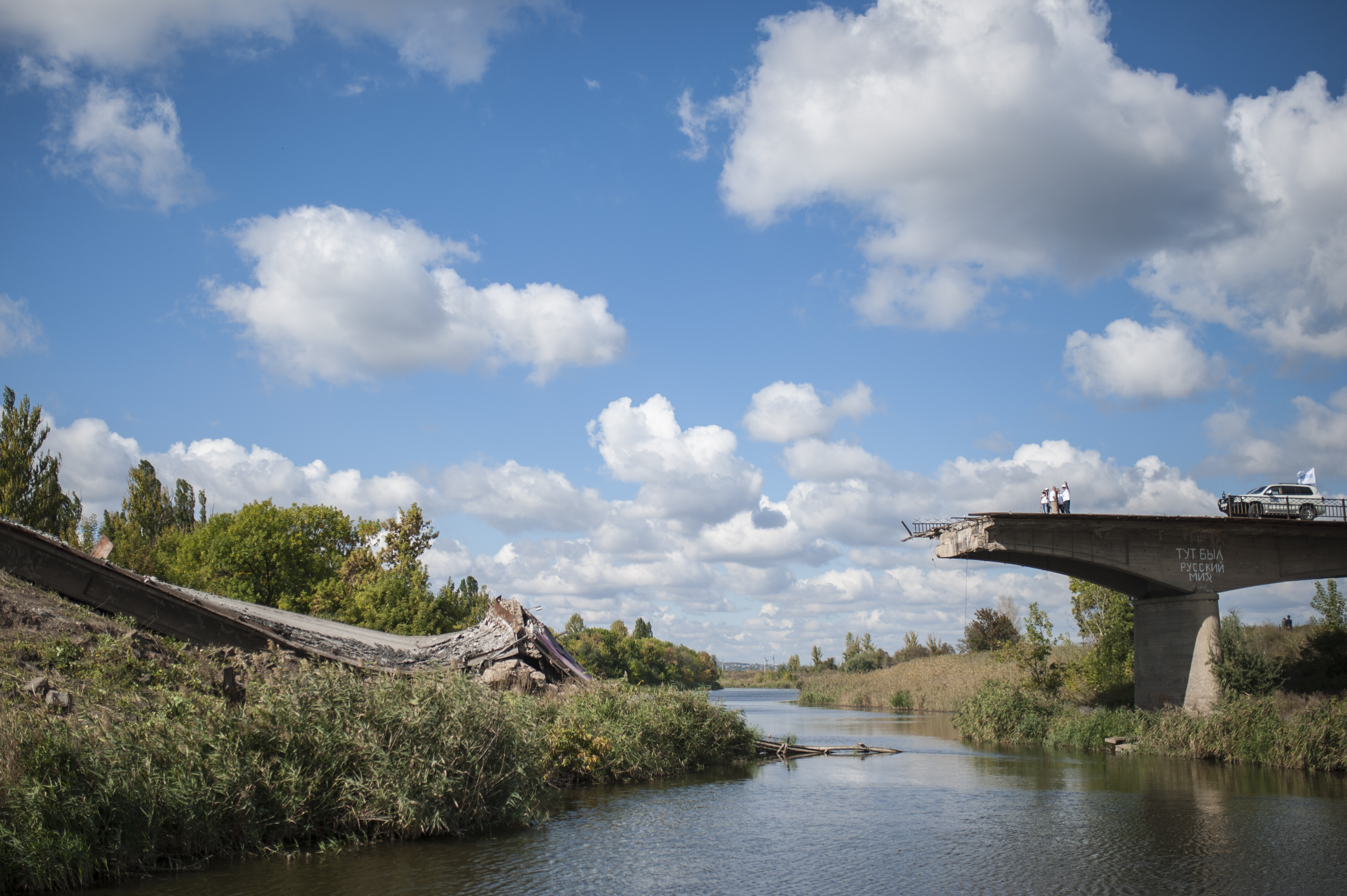 Zerstörte Brücke in der Ukraine
