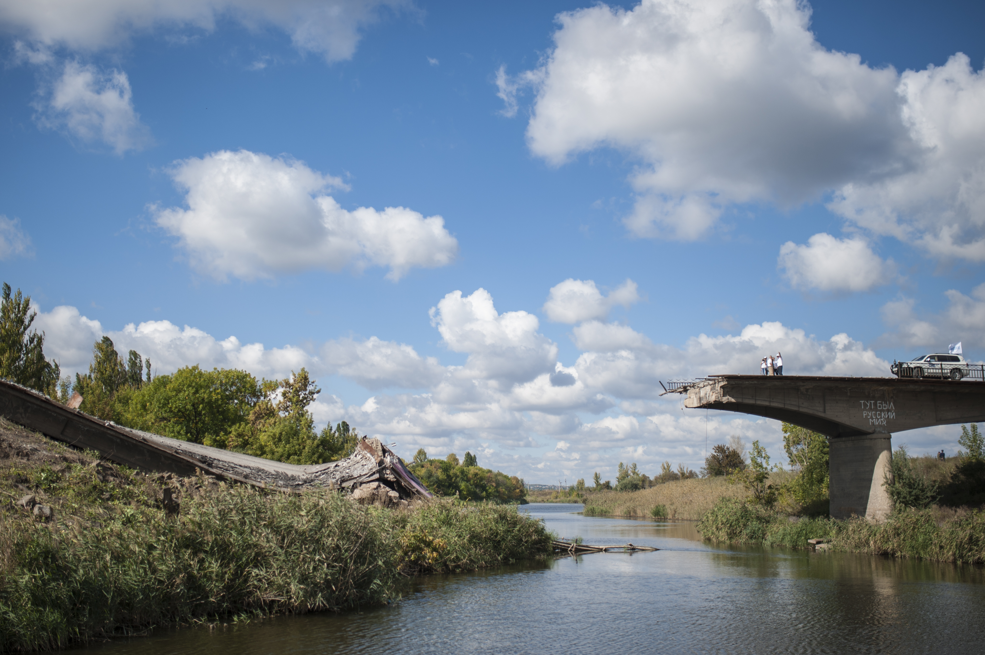 Zerstörte Brücke in der Ukraine