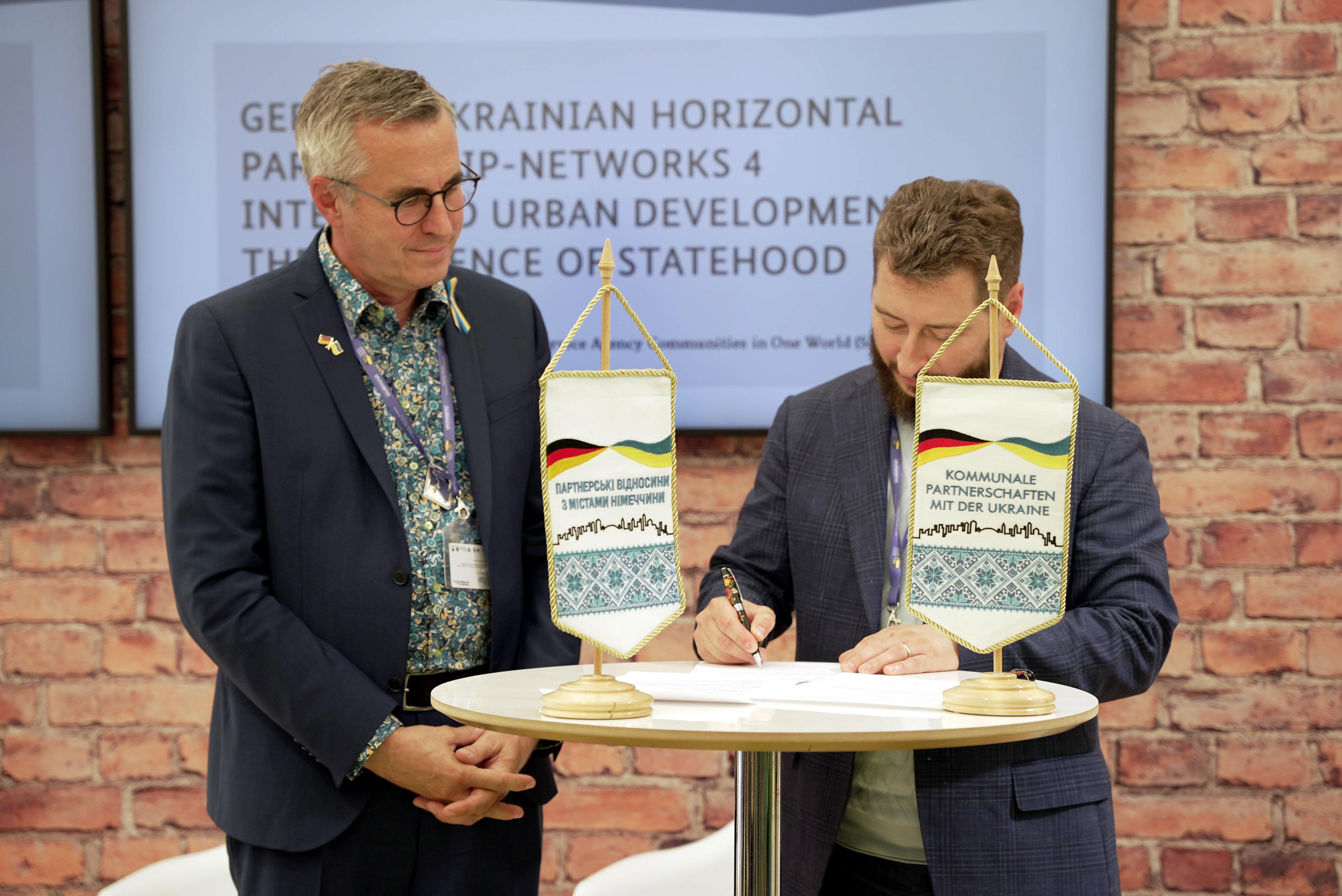 Andreas Wolter, Bürgermeister von Köln (links), und Volodymyr Miller, Vizebürgermeister von Dnipro, bei der Unterzeichnung einer Städtepartnerschaft