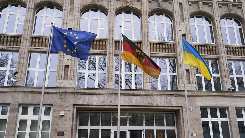 EU-, Deutschland-, und Ukrainefahne vor dem BMWSB