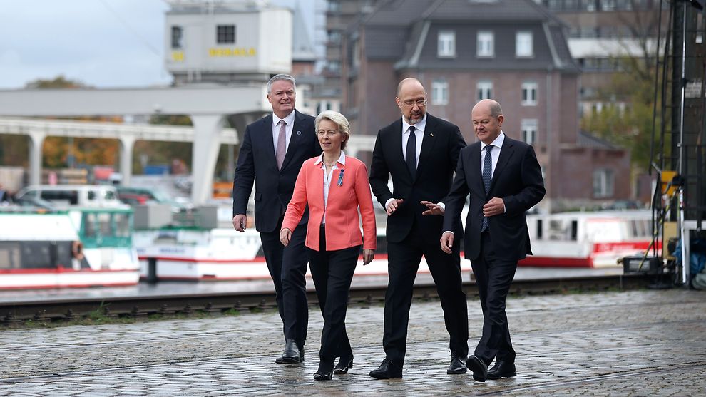 Expertenkonferenz unter deutschem G7-Vorsitz am 25. Oktober 2022: Bundeskanzler Olaf Scholz und EU-Kommissionspräsidentin Ursula von der Leyen begrüßten in Berlin unter anderem Denys Schmyhal (2. von rechts), den Ministerpräsidenten der Ukraine, und OECD-Generalsekretär Mathias Cormann (links).