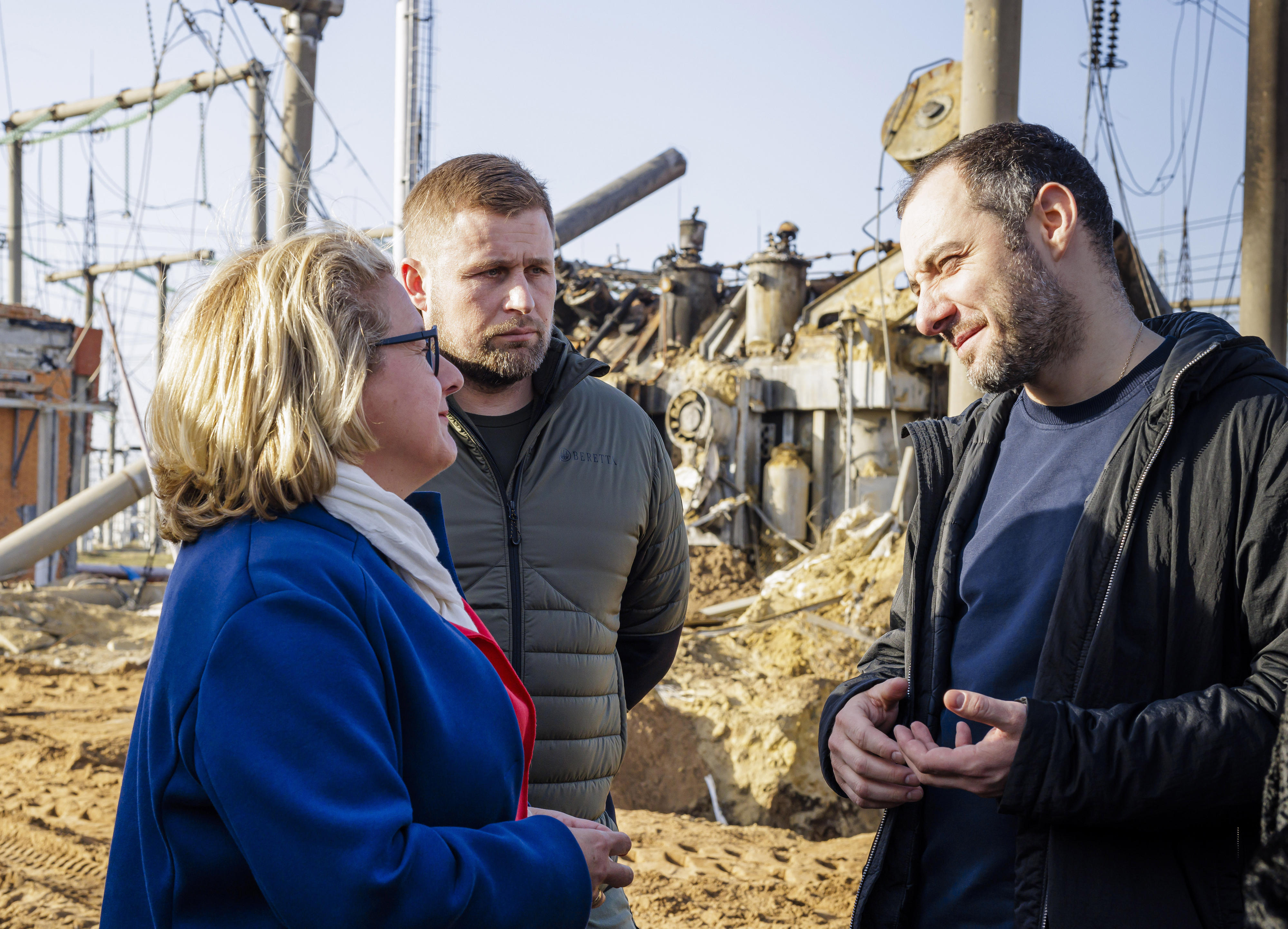 Bundesentwicklungsministerin Svenja Schulze und der ukrainische Vize-Premierminister für den Wiederaufbau, Oleksandr Kubrakov (rechts), vor einem zerstörten Trafo in einem Umspannwerk in der Nähe von Odessa. (Januar 2023)