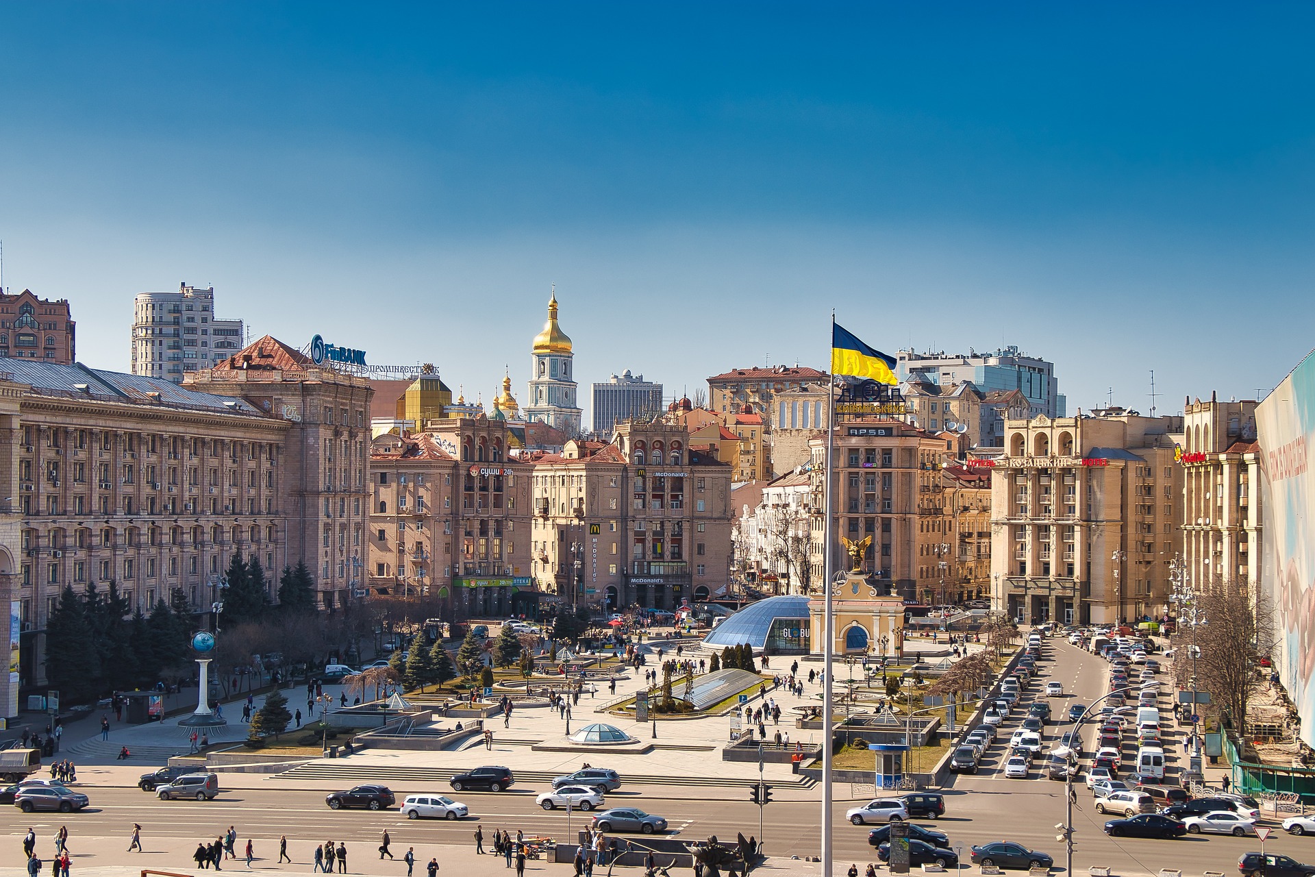 Platz in Kiew über dem die ukrainische Fahne weht