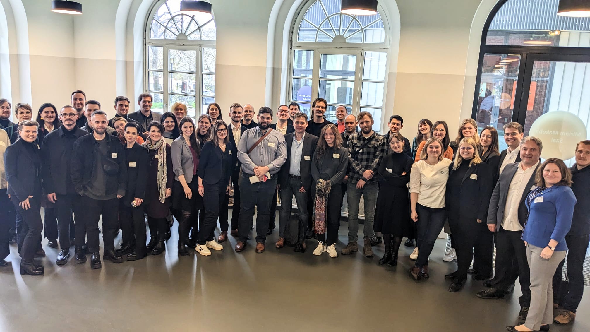 Stakeholder-Workshop von Help e.V. zur Plattform Wiederaufbau Ukraine: Gruppenbild mit zivilgesellschaftlichen Akteuren