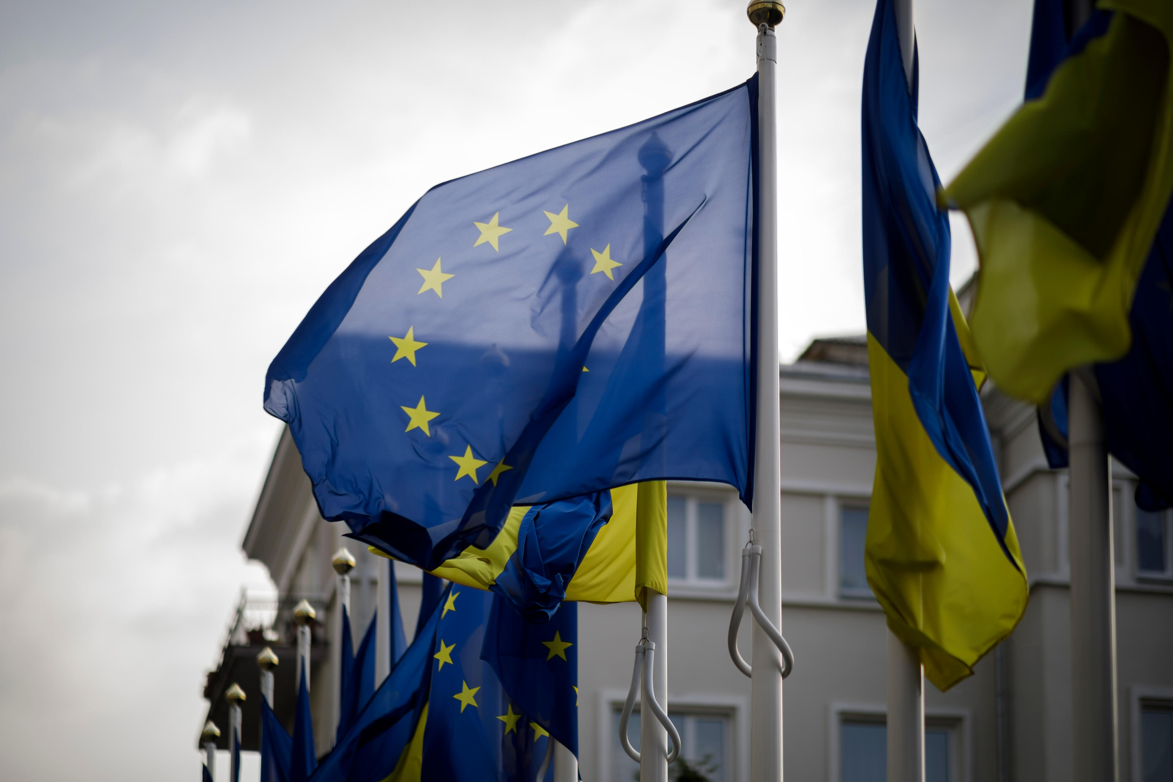Symbolbild: EU-Flaggen und Ukraine-Flaggen in Kiew