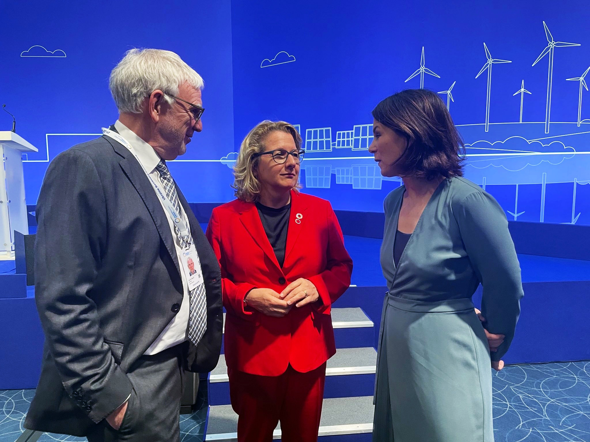 Von links: Entwicklungs-Staatssekretär Jochen Flasbarth, Bundesentwicklungsministerin Svenja Schulze und Bundesaußenministerin Annalena Baerbock zu Beginn der internationalen Ukraine-Konferenz in London.