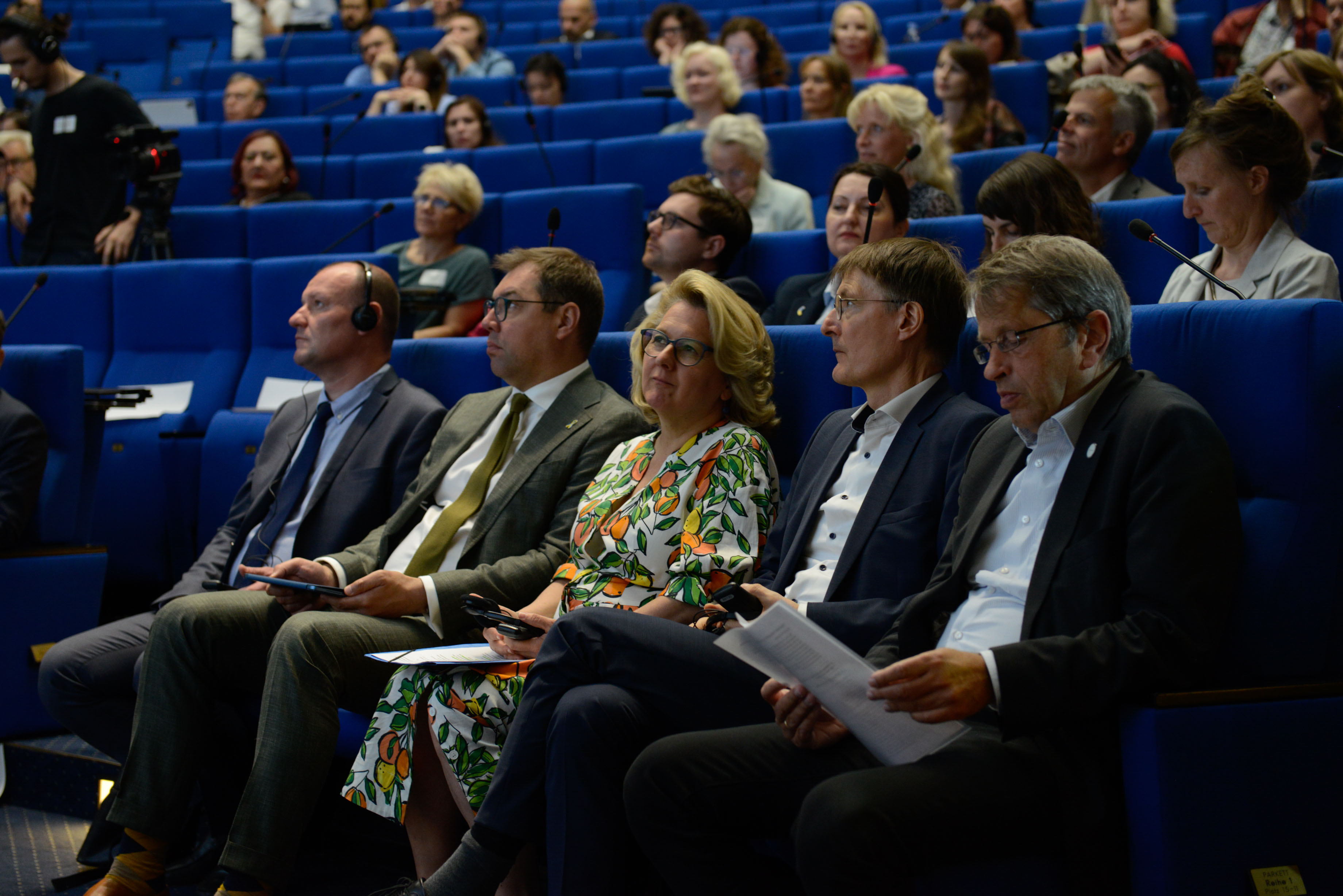 Entwicklungsministerin Svenja Schulze, Gesundheitsminister Karl Lauterbach, der ukrainische Botschafter Oleksii Makeiev und Prof. Krömer, Vorstandsvorsitzenden der Charité