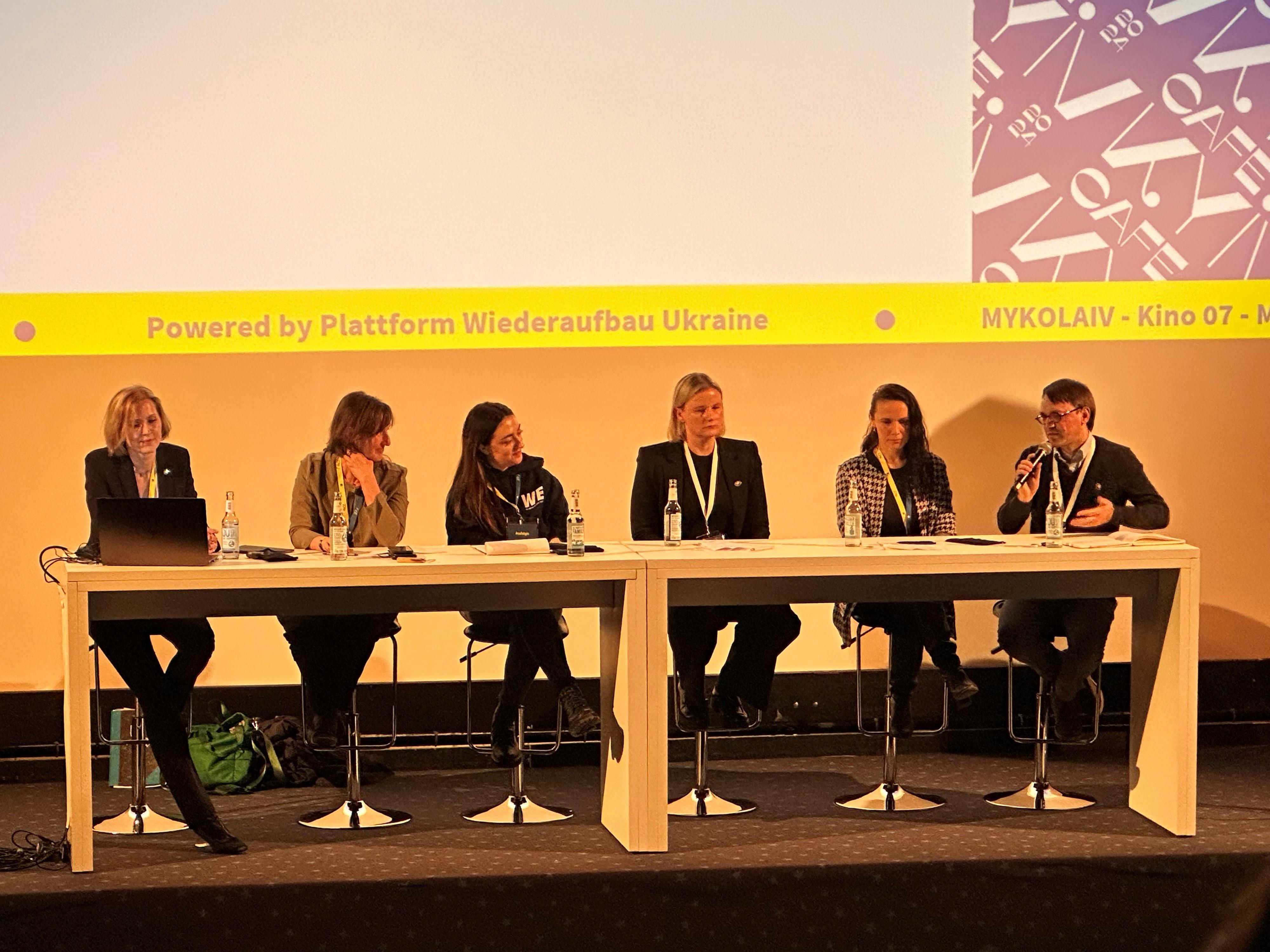 Daryna Illienko, Dr. Ulrike Hopp-Nishanka, Nataliia Fiebrig, Dr. Josefin-Luise von Massow, Alena Akulich und Dr. Bohdan Androshchuk (von links nach rechts)