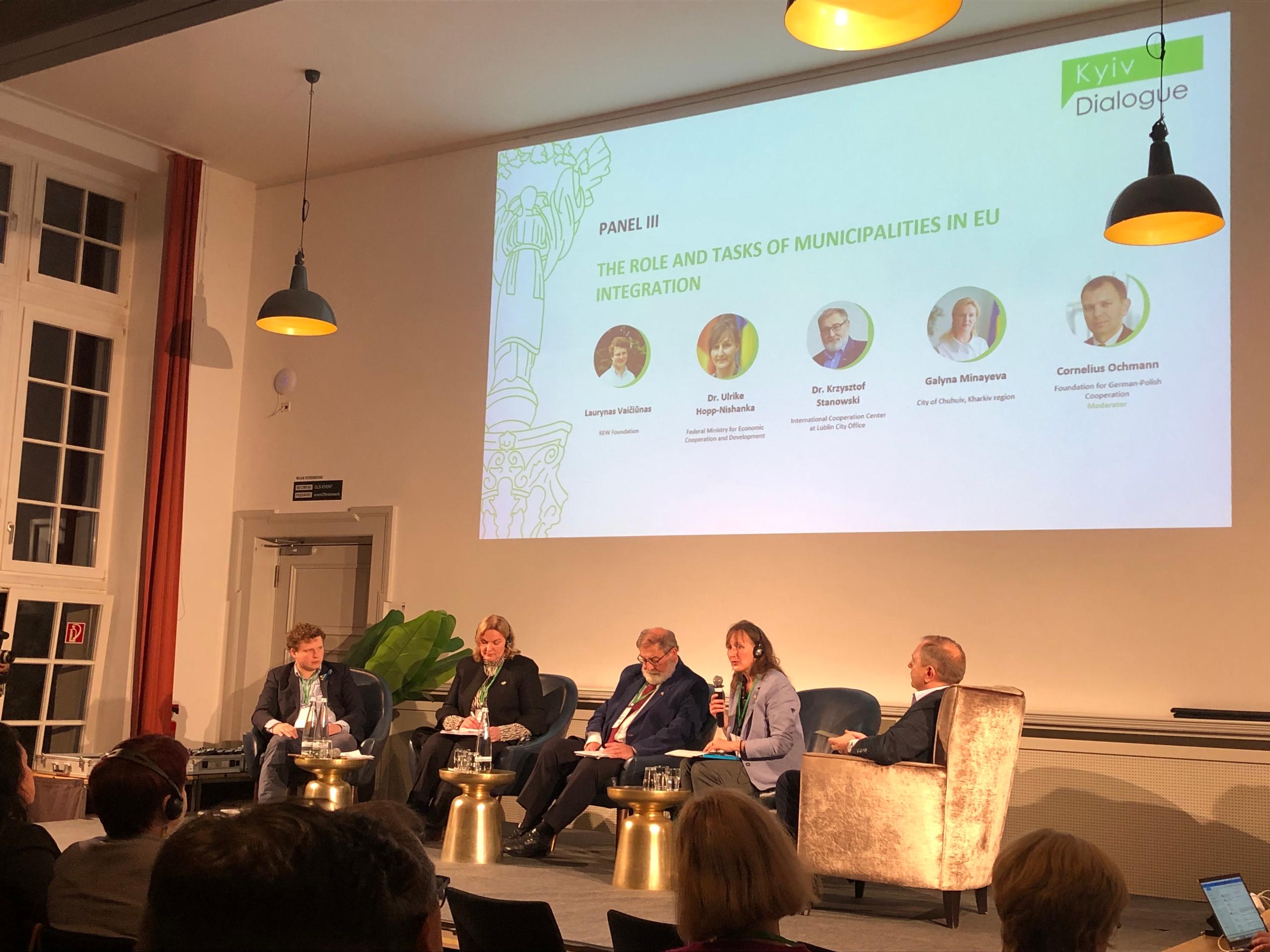 Solomilla Bobrovska, Roderich Kiesewetter, Alexander Müller, Marcus Welsch, H.E. Oleksii Makeiev und Anna Kravtšenko bei einem Panel der Kyjiwer Gespräche