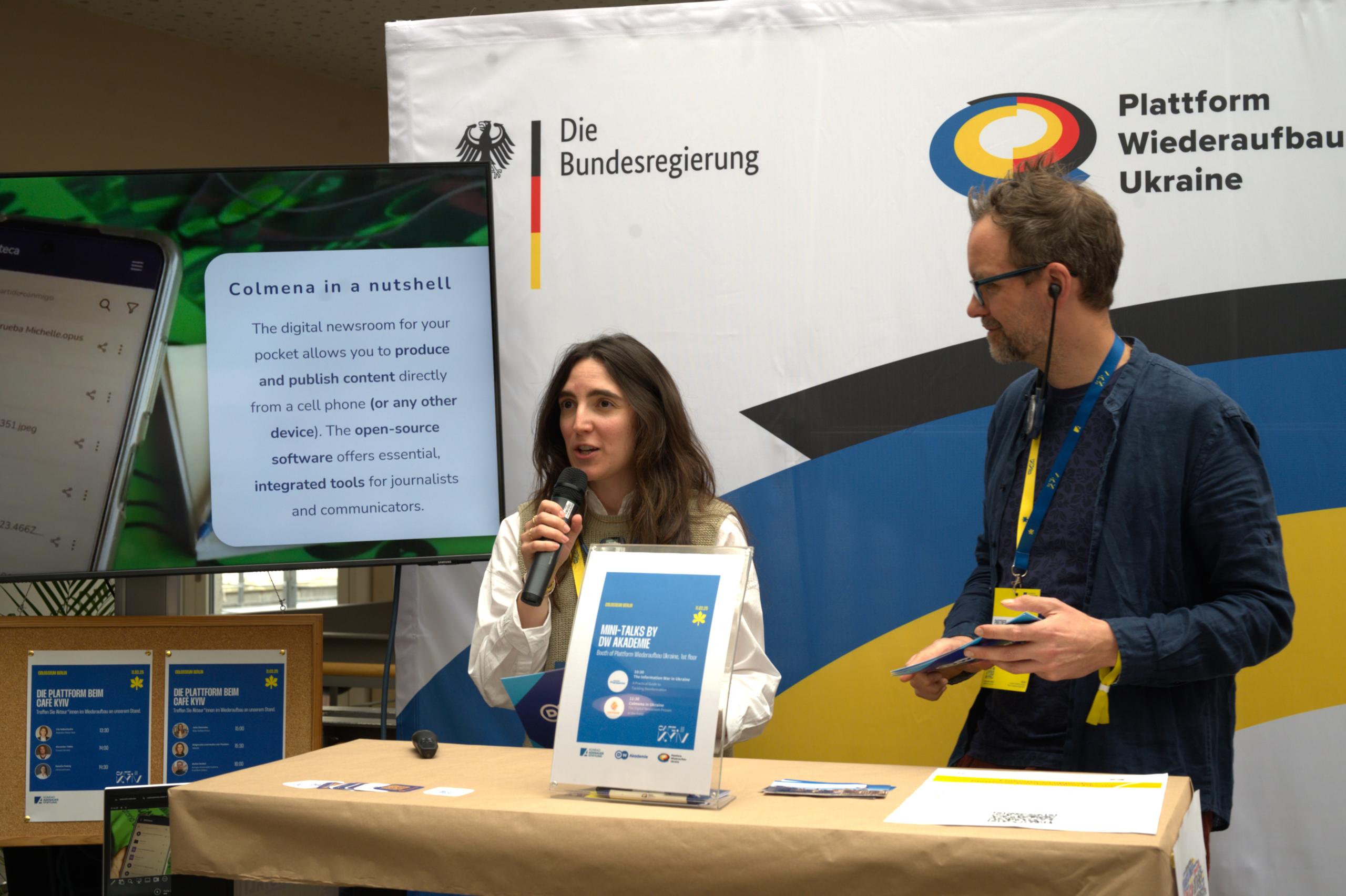 Kooperation auch vor Ort: Die DW Akademie stellt ein E-Learning-Programm zu Desinformation und die digitale Toolbox Colmena für Journalist*innen am Stand der Plattform Wiederaufbau Ukraine vor.
