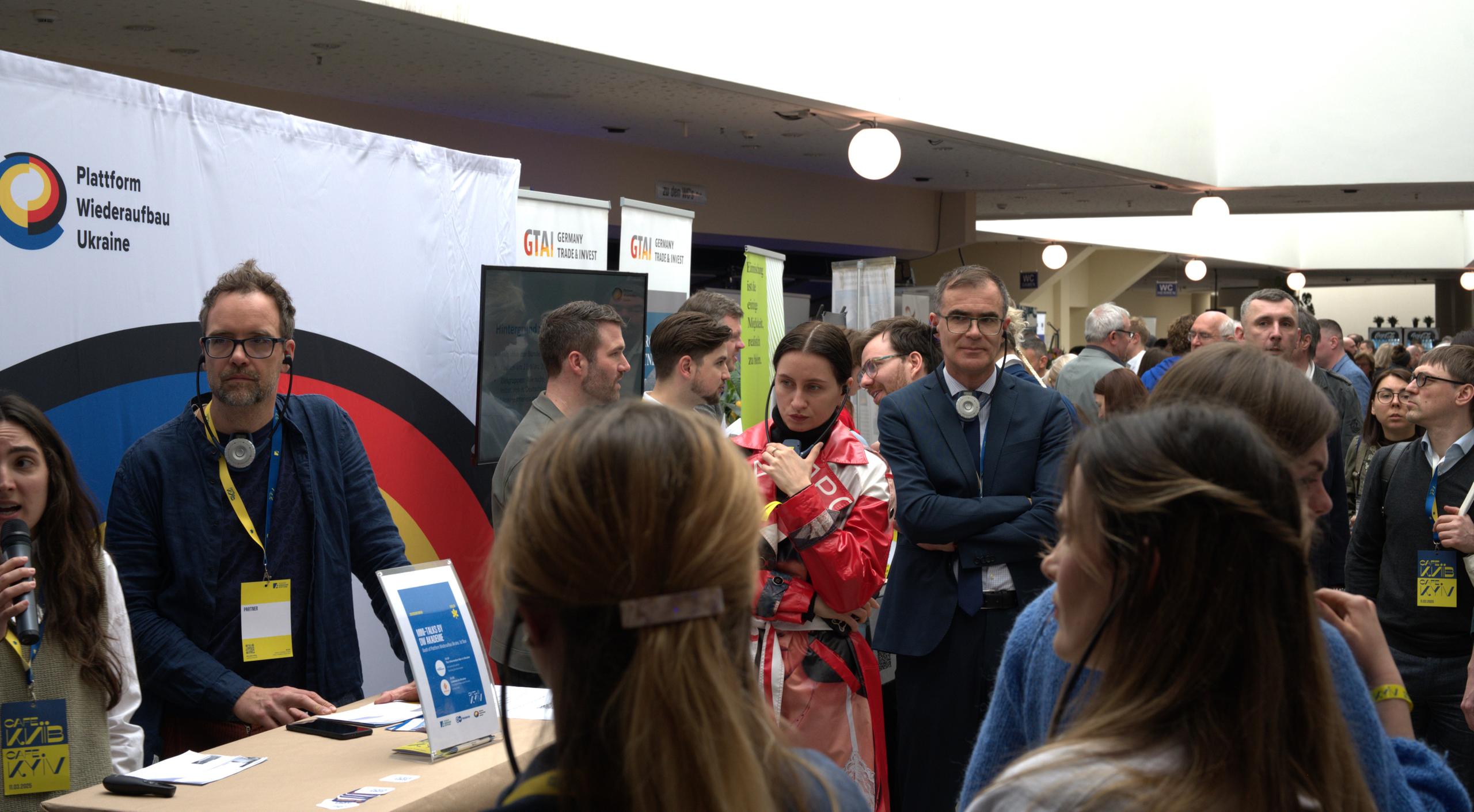 Kooperation auch vor Ort: Die DW Akademie stellt ein E-Learning-Programm zu Desinformation und die digitale Toolbox Colmena für Journalist*innen am Stand der Plattform Wiederaufbau Ukraine vor.