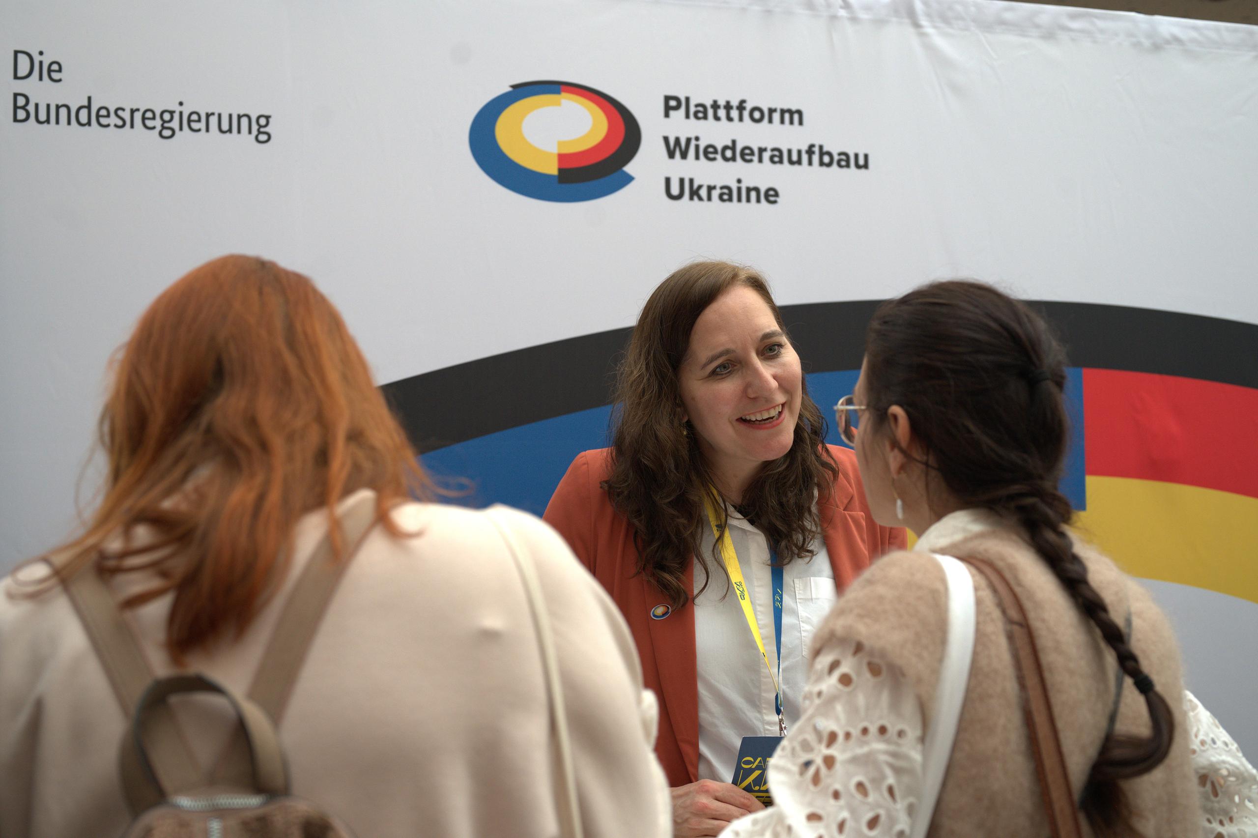 Welche Ziele verfolgt die Plattform Wiederaufbau Ukraine? Der Stand im 1. OG des Berliner Colosseum bietet ausreichend Platz für Austausch.