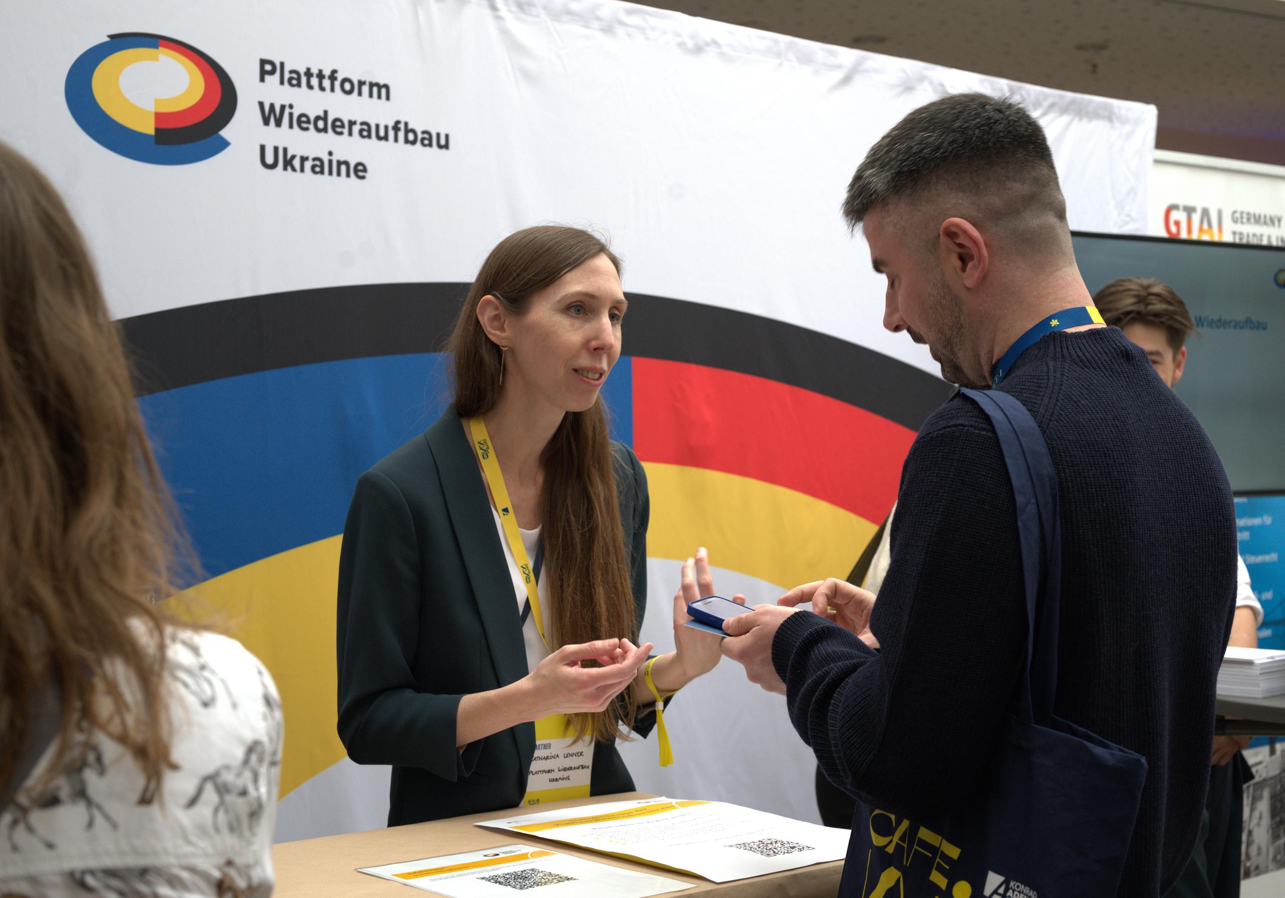 Welche Ziele verfolgt die Plattform Wiederaufbau Ukraine? Der Stand im ersten Obergeschoss des Berliner Colosseum bietet ausreichend Platz für Austausch.