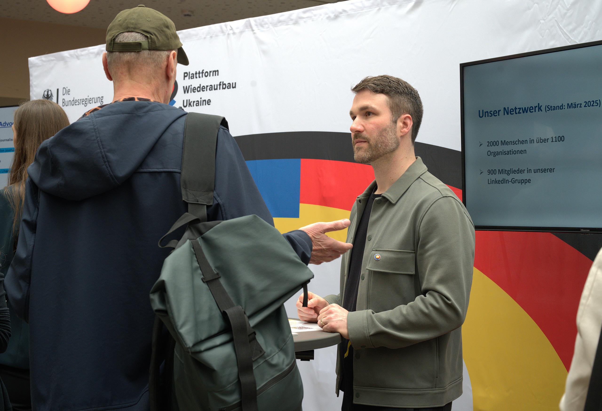 Welche Ziele verfolgt die Plattform Wiederaufbau Ukraine? Der Stand im ersten Obergeschoss des Berliner Colosseum bietet ausreichend Platz für Austausch.