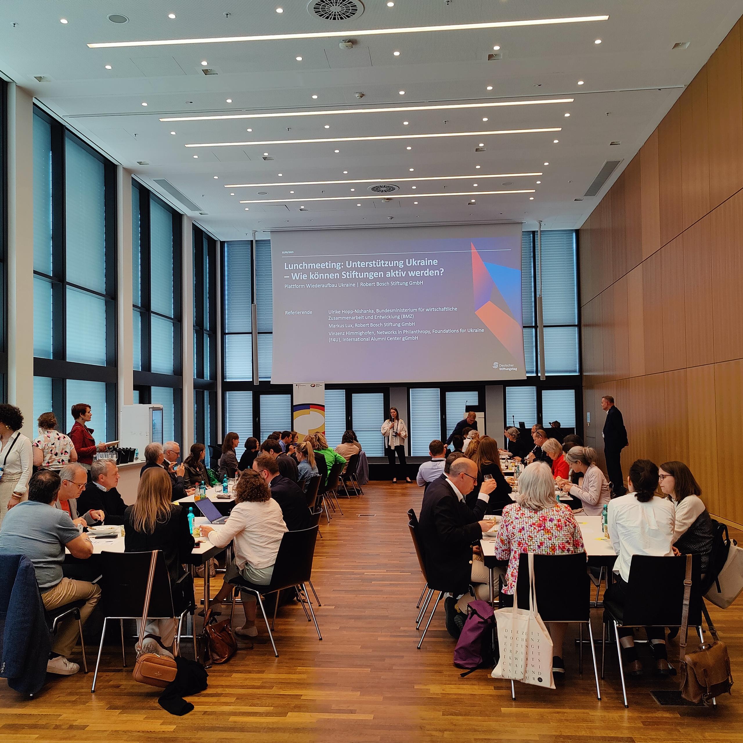 Rund 40 Vertreter*innen von Stiftungen und zivilgesellschaftlichen Organisationen nahmen am Lunchmeeting der Plattform Wiederaufbau Ukraine und der Robert Bosch Stiftung GmbH am Deutschen Stiftungstag 2025 in Wiesbaden teil.