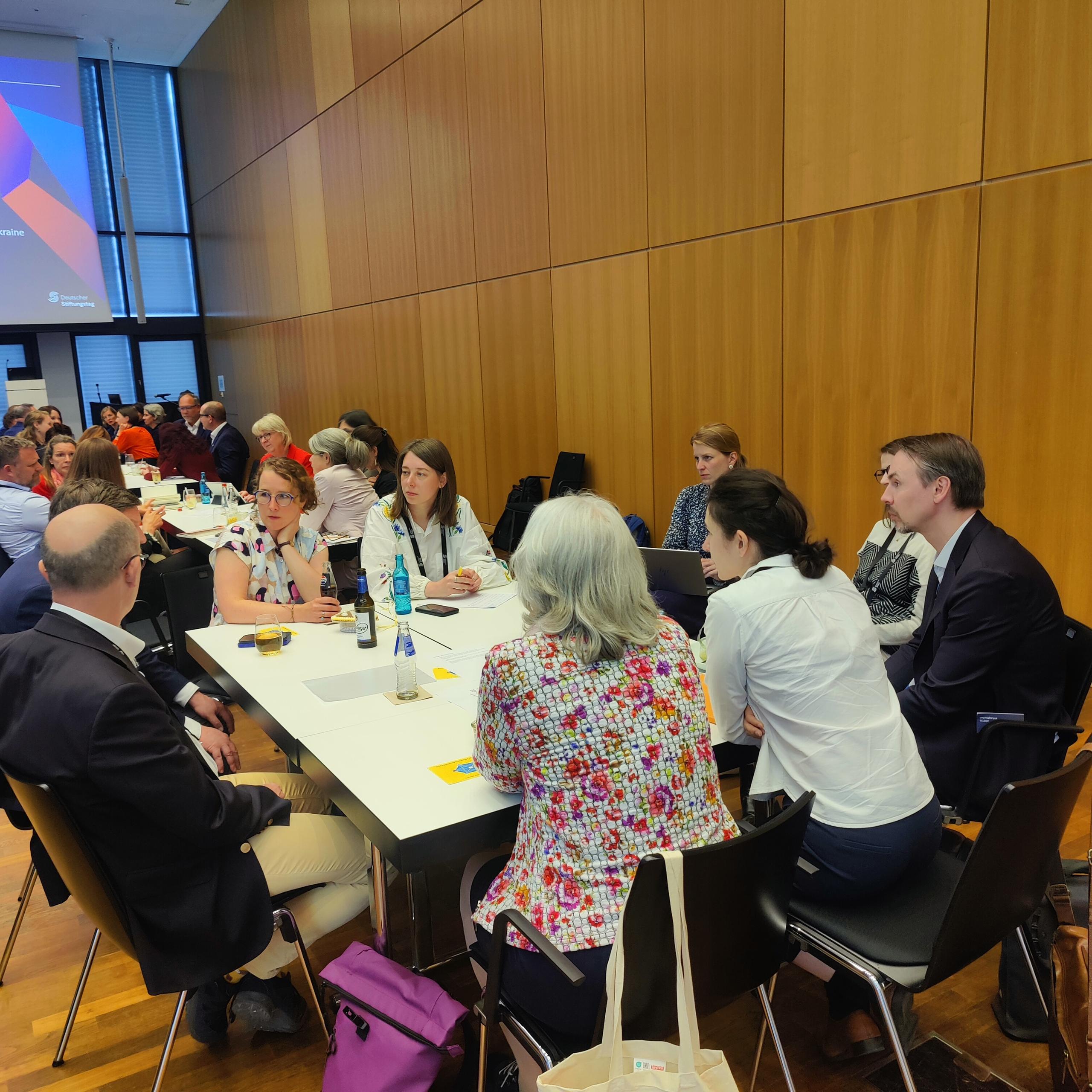 Rund 40 Vertreter*innen von Stiftungen und zivilgesellschaftlichen Organisationen nahmen am Lunchmeeting der Plattform Wiederaufbau Ukraine und der Robert Bosch Stiftung GmbH am Deutschen Stiftungstag 2025 in Wiesbaden teil.