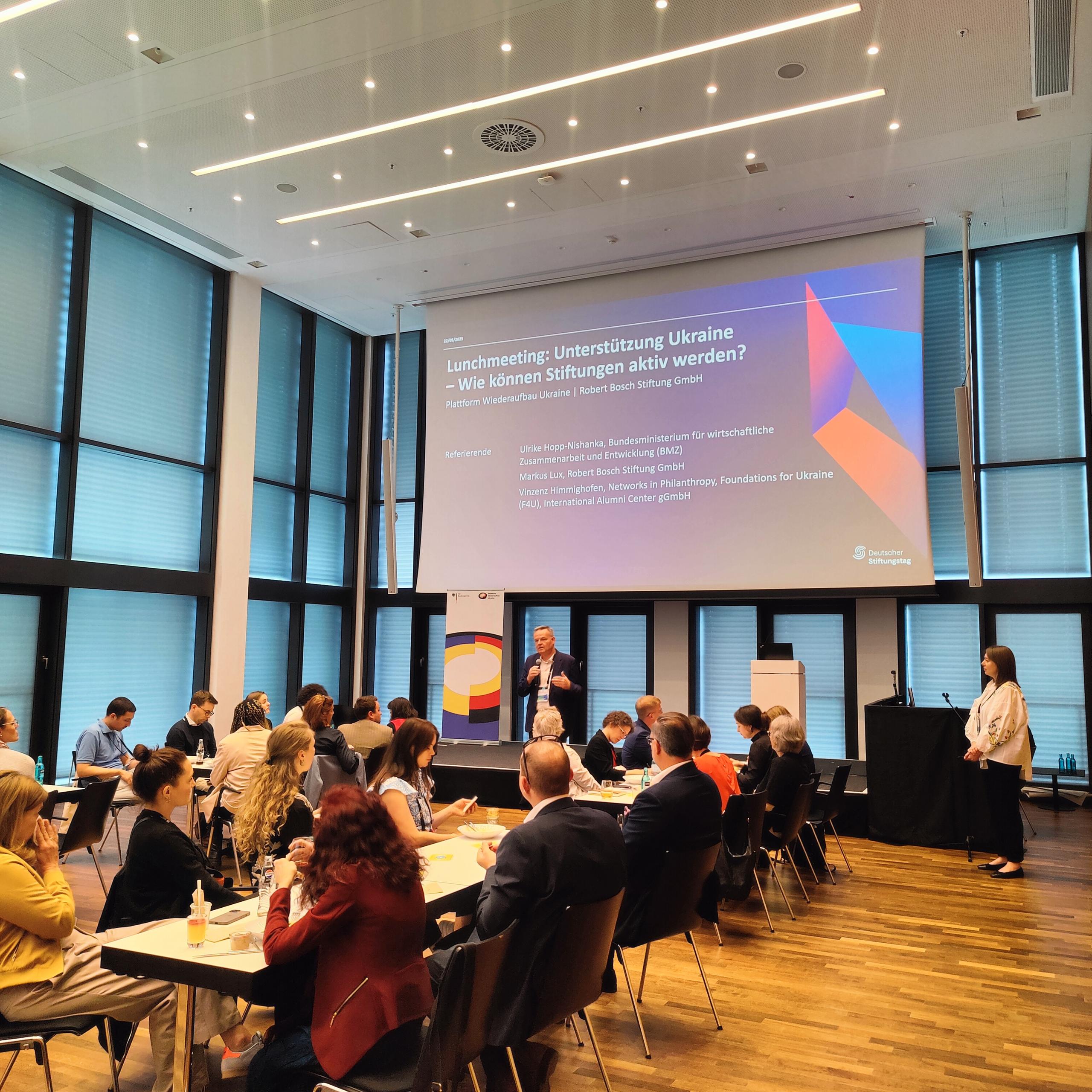 Rund 40 Vertreter*innen von Stiftungen und zivilgesellschaftlichen Organisationen nahmen am Lunchmeeting der Plattform Wiederaufbau Ukraine und der Robert Bosch Stiftung GmbH am Deutschen Stiftungstag 2025 in Wiesbaden teil.