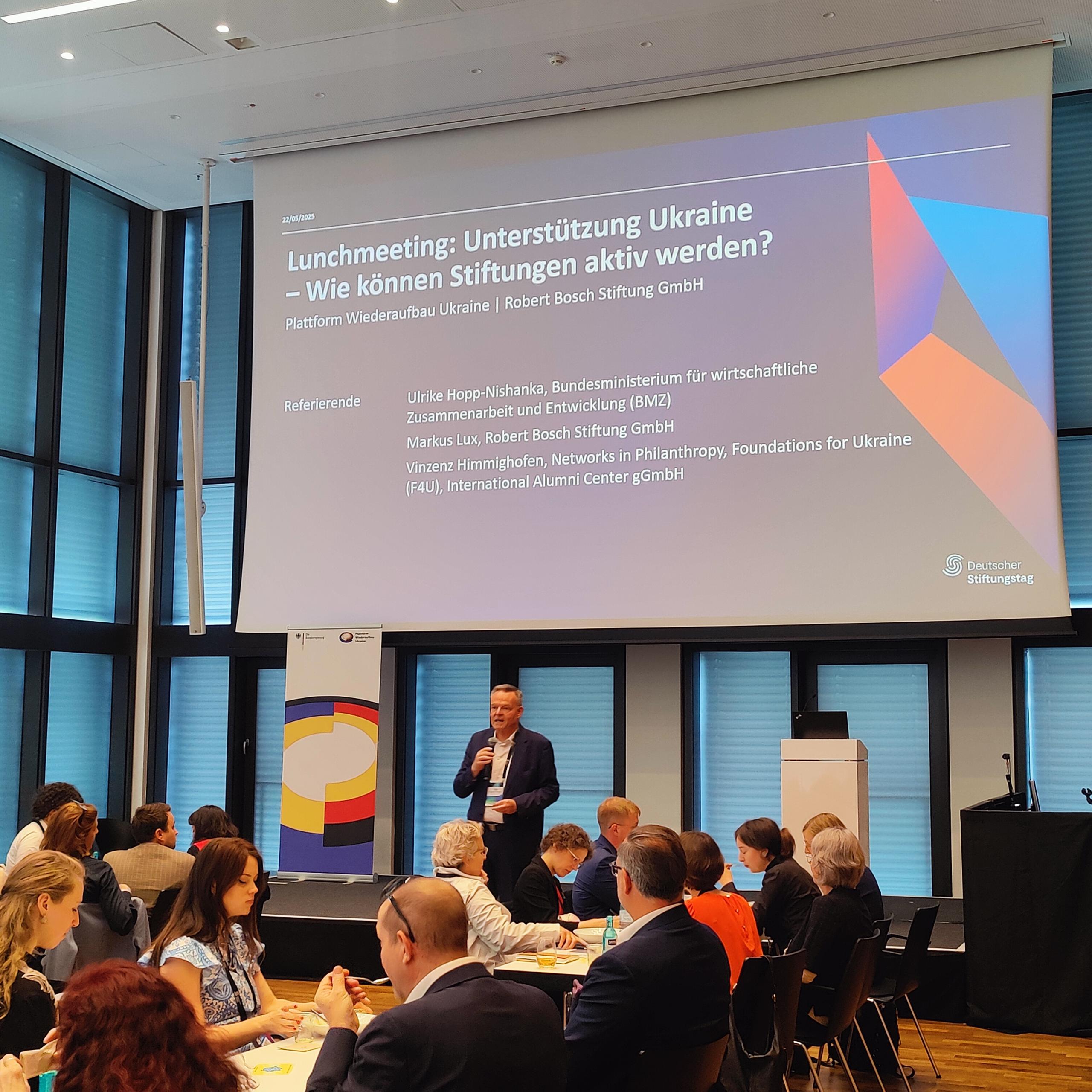 Rund 40 Vertreter*innen von Stiftungen und zivilgesellschaftlichen Organisationen nahmen am Lunchmeeting der Plattform Wiederaufbau Ukraine und der Robert Bosch Stiftung GmbH am Deutschen Stiftungstag 2025 in Wiesbaden teil.