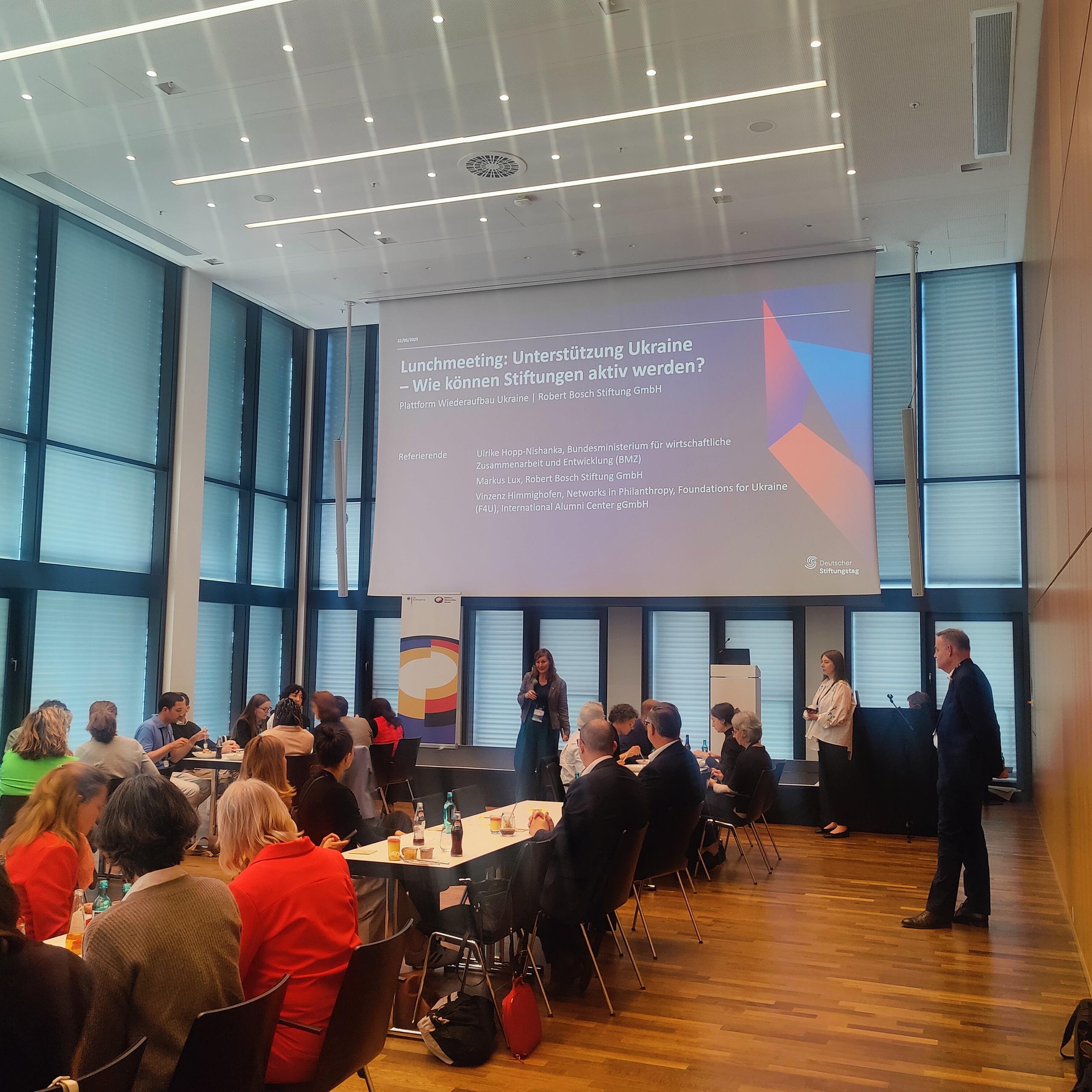 Rund 40 Vertreter*innen von Stiftungen und zivilgesellschaftlichen Organisationen nahmen am Lunchmeeting der Plattform Wiederaufbau Ukraine und der Robert Bosch Stiftung GmbH am Deutschen Stiftungstag 2025 in Wiesbaden teil.