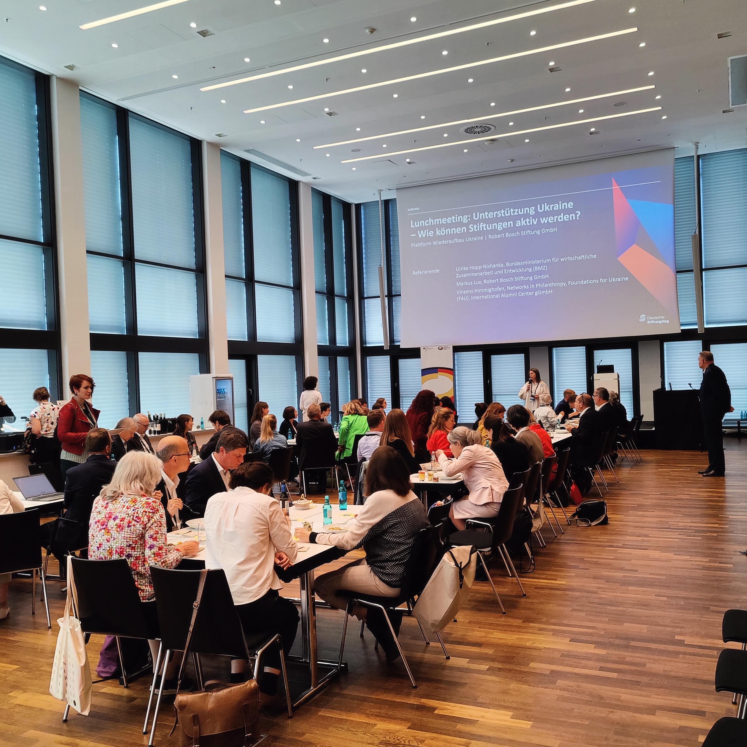 Rund 40 Vertreter*innen von Stiftungen und zivilgesellschaftlichen Organisationen nahmen am Lunchmeeting der Plattform Wiederaufbau Ukraine und der Robert Bosch Stiftung GmbH am Deutschen Stiftungstag 2025 in Wiesbaden teil.