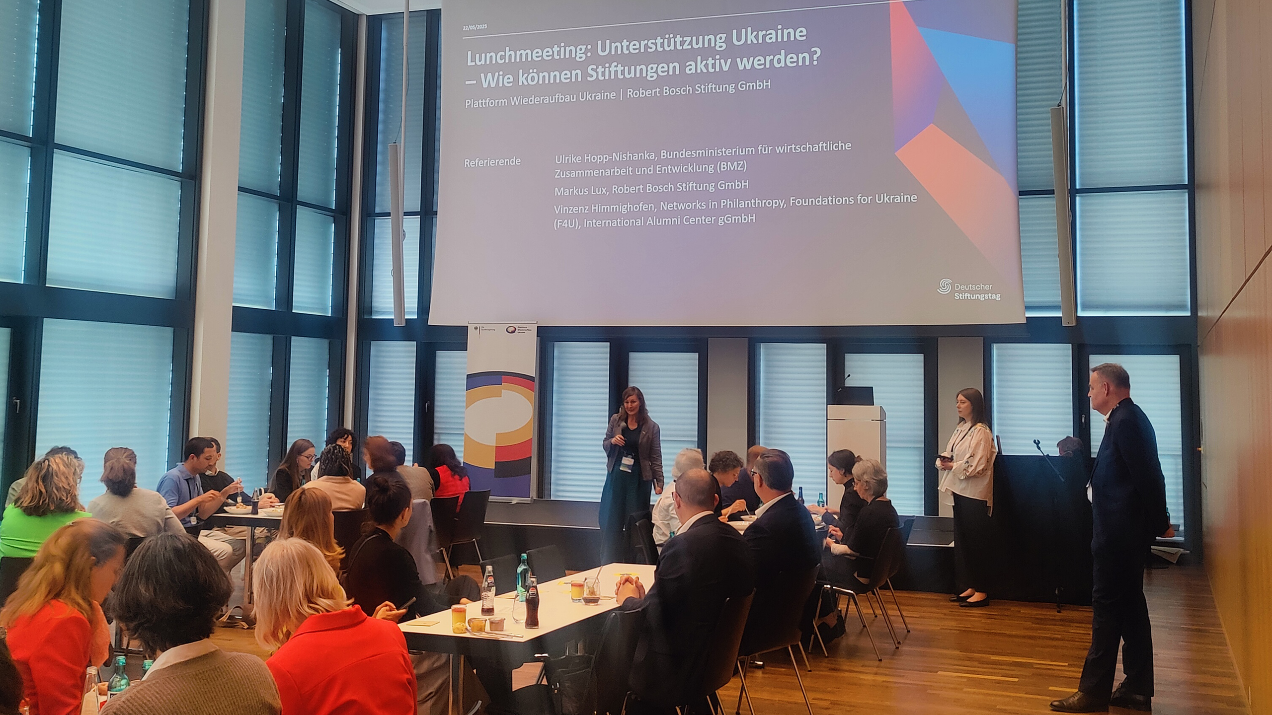 Rund 40 Vertreter*innen von Stiftungen und zivilgesellschaftlichen Organisationen nahmen am Lunchmeeting der Plattform Wiederaufbau Ukraine und der Robert Bosch Stiftung GmbH am Deutschen Stiftungstag 2025 in Wiesbaden teil.