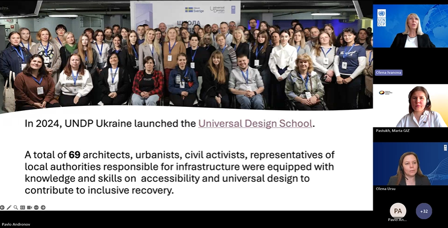 Olena Ivanova von UNDP Ukraine präsentiert die Universal Design School als Teil des „Mine Action Project in Ukraine“.