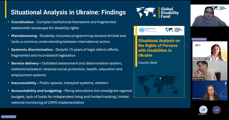Ola Abualghabib vom Global Disability Fund präsentiert zentrale Erkenntnisse einer aktuellen Situationsanalyse zur Lage von Menschen mit Behinderungen in der Ukraine.