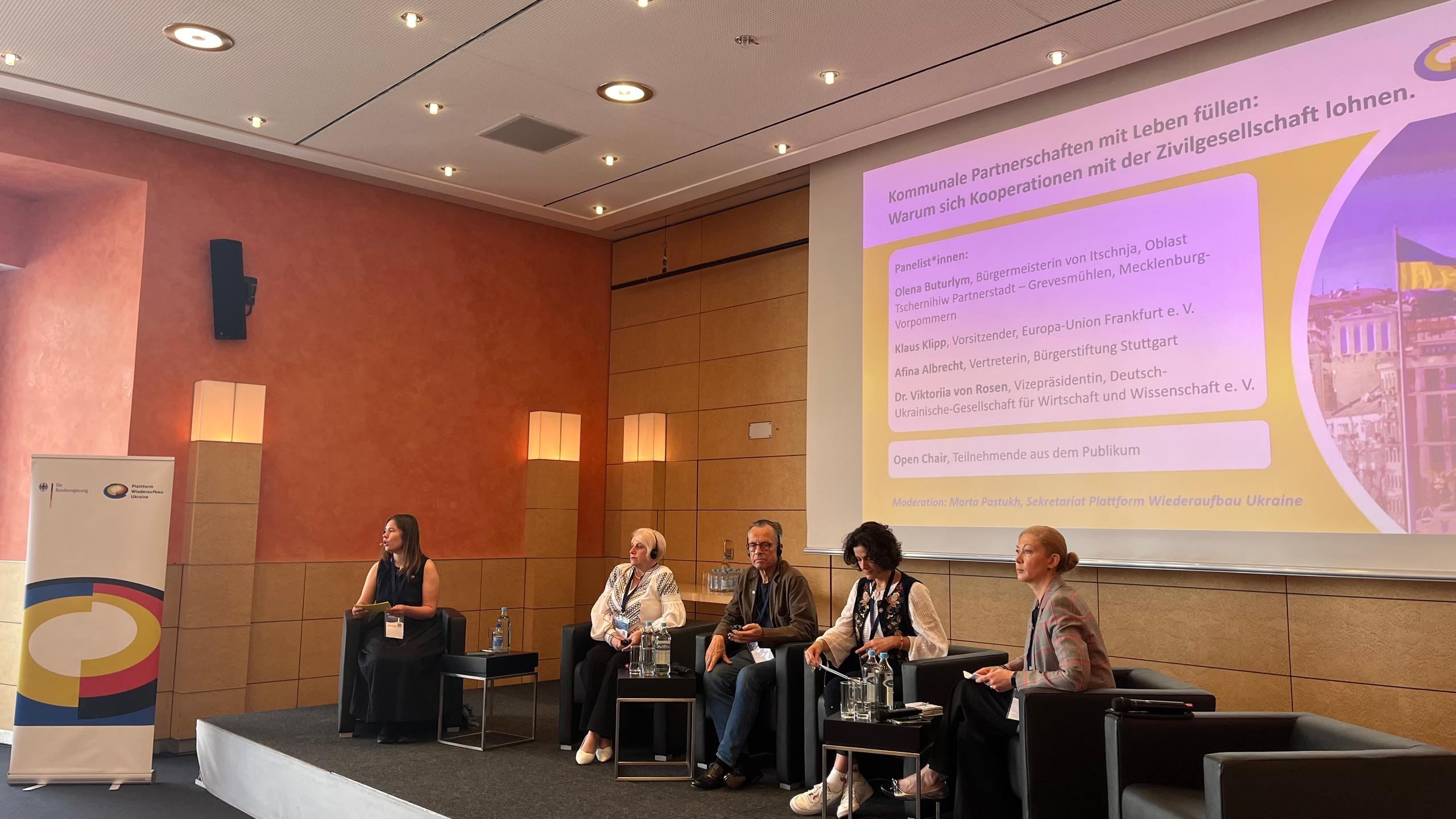 Ein leerer Sessel auf dem Panel lädt das Publikum dazu ein, Fragen zu stellen und eigene Erfahrungen zu teilen