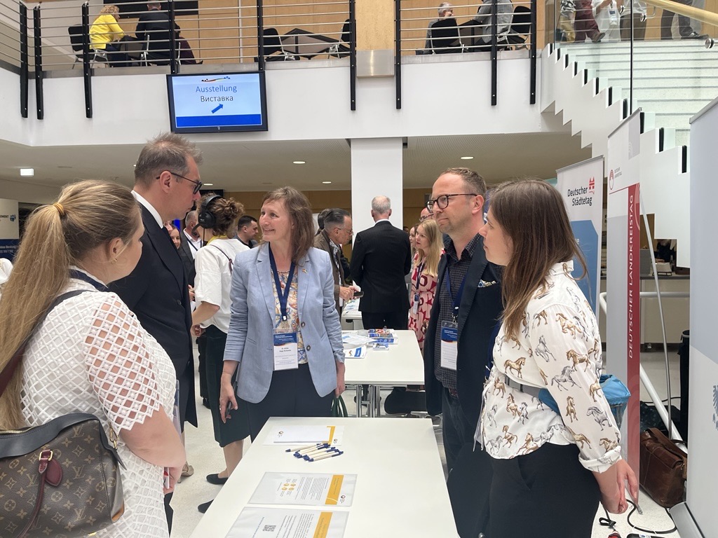 Der Informations- und Netzwerkstand der Plattform Wiederaufbau Ukraine wird rege besucht.
