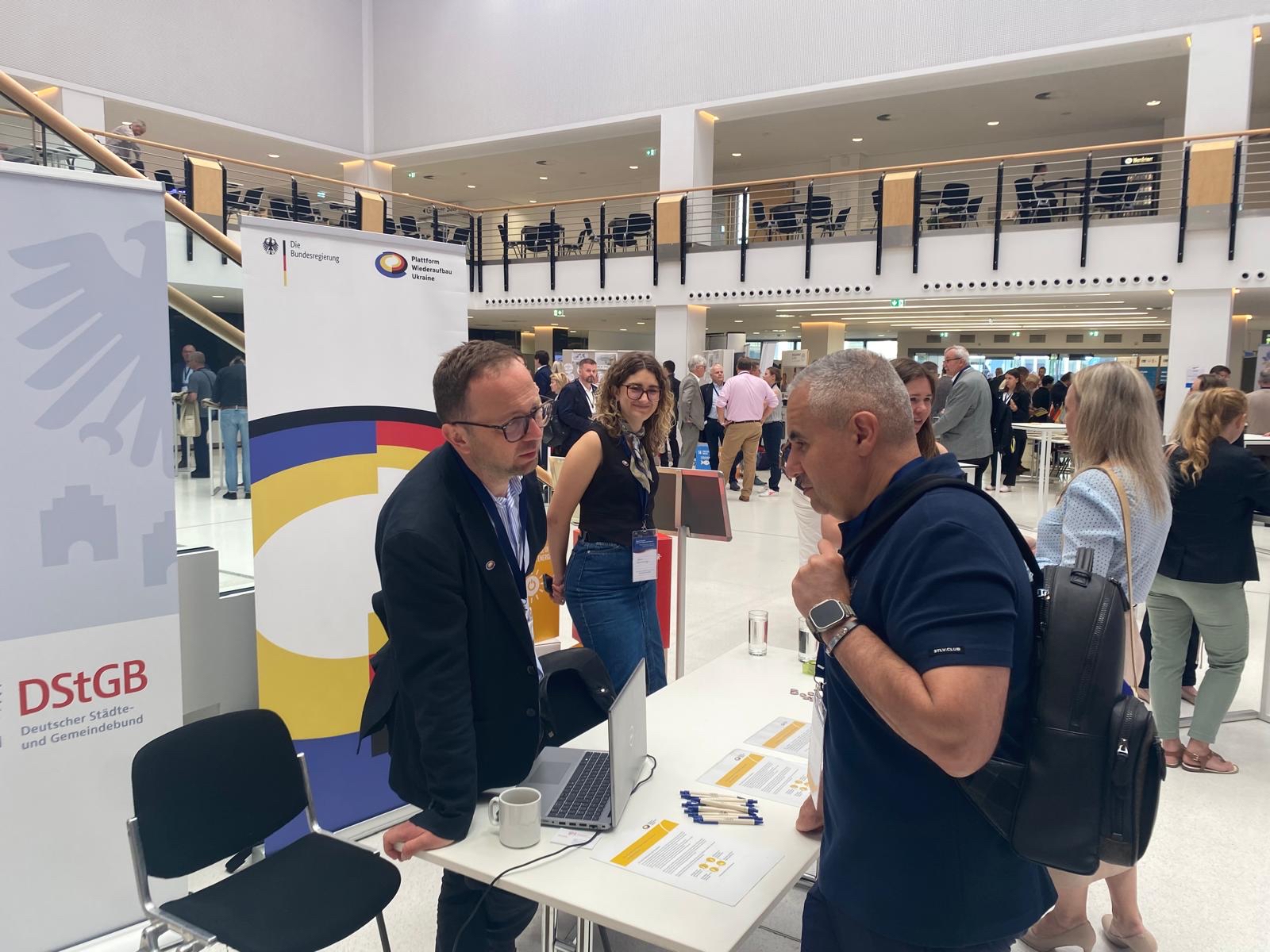 Der Informations- und Netzwerkstand der Plattform Wiederaufbau Ukraine wird rege besucht.