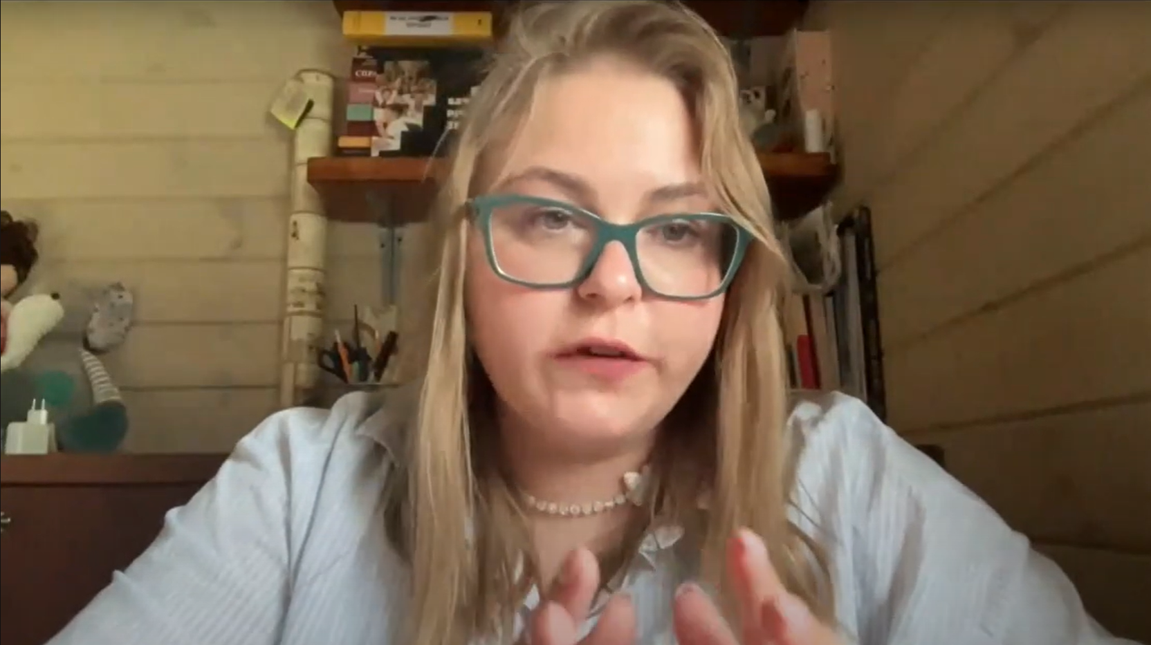Anna Putsova stellt verschiedene Projekte der savED Foundation in Kharkiw vor.