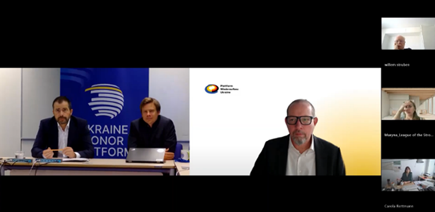 Sekretariatsleiter der Ukraine Donor Platform, Simon O’Connor, und Moderator Peter Bonin