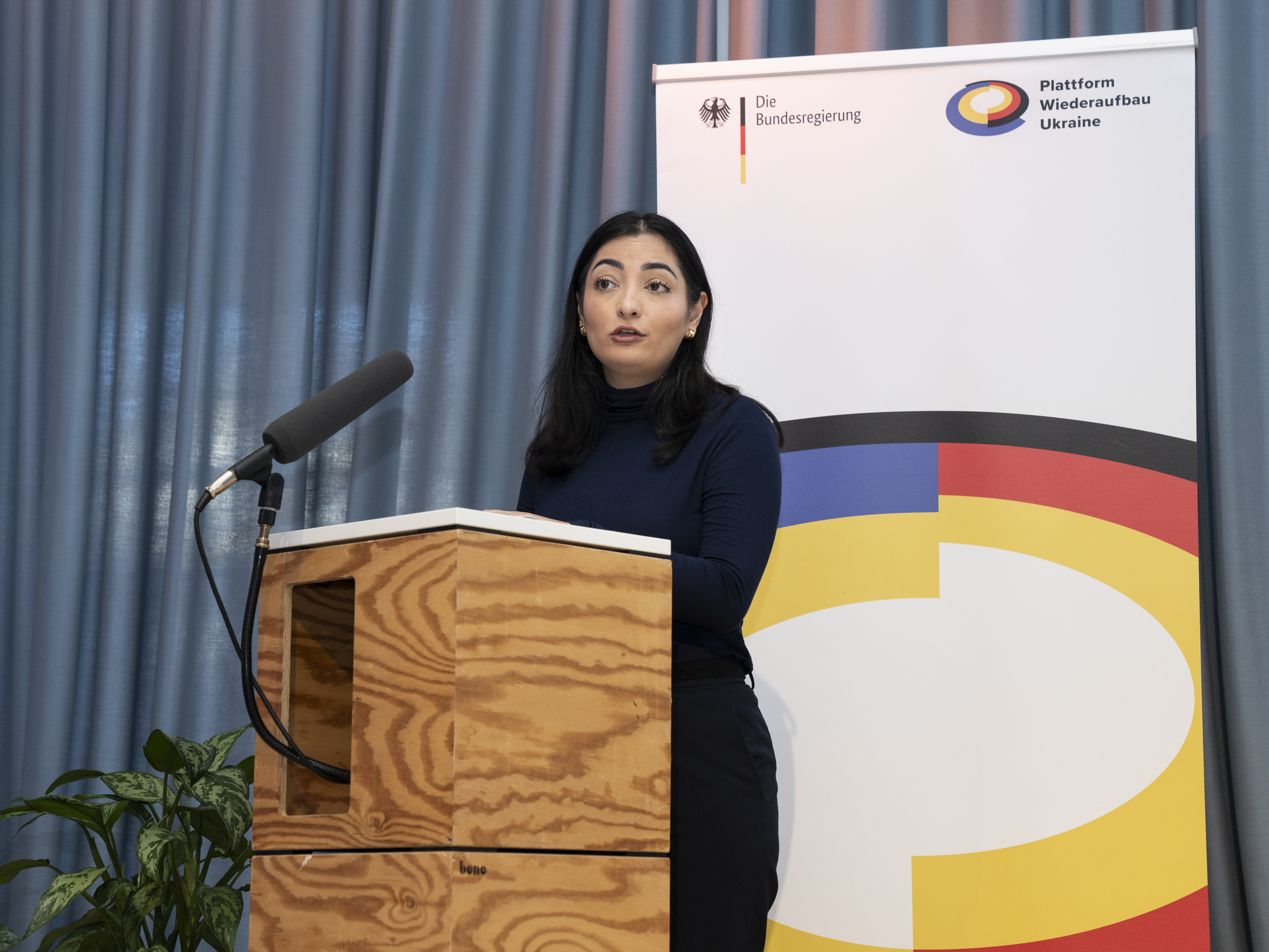 Foto von einer Frau am Rednerpult.