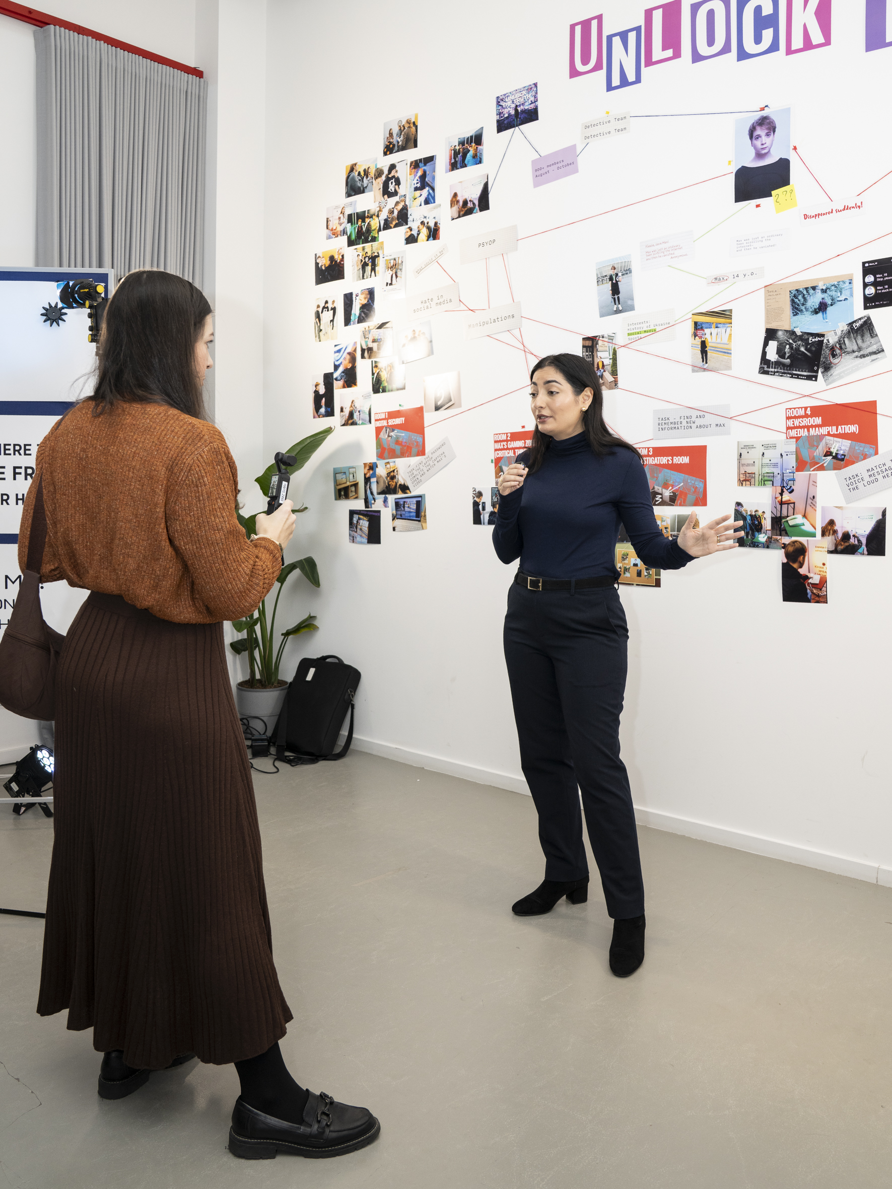 Foto von einer Frau, die eine andere Frau interviewt.
