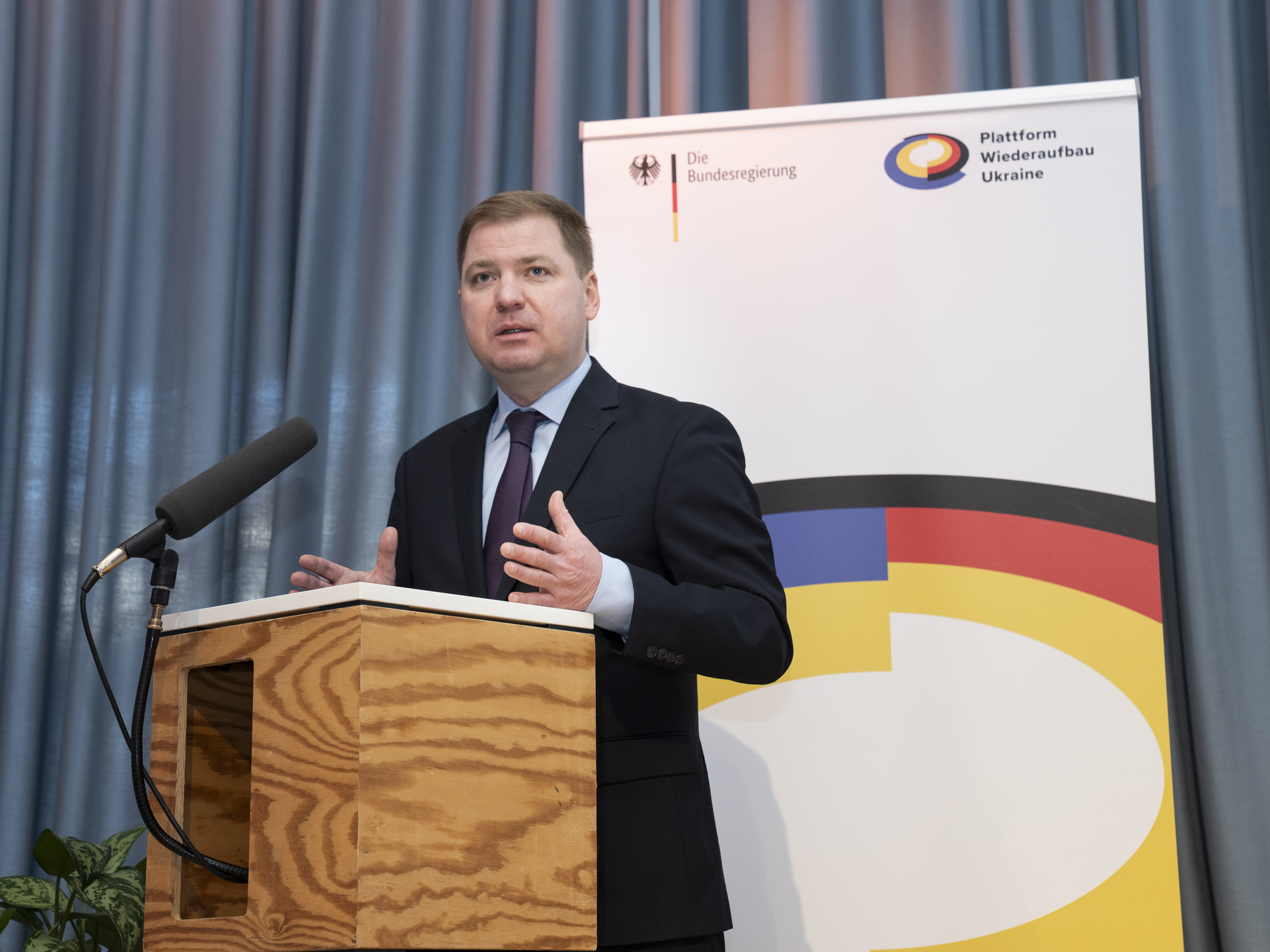 Foto vone einem Mann am Rednerpult.