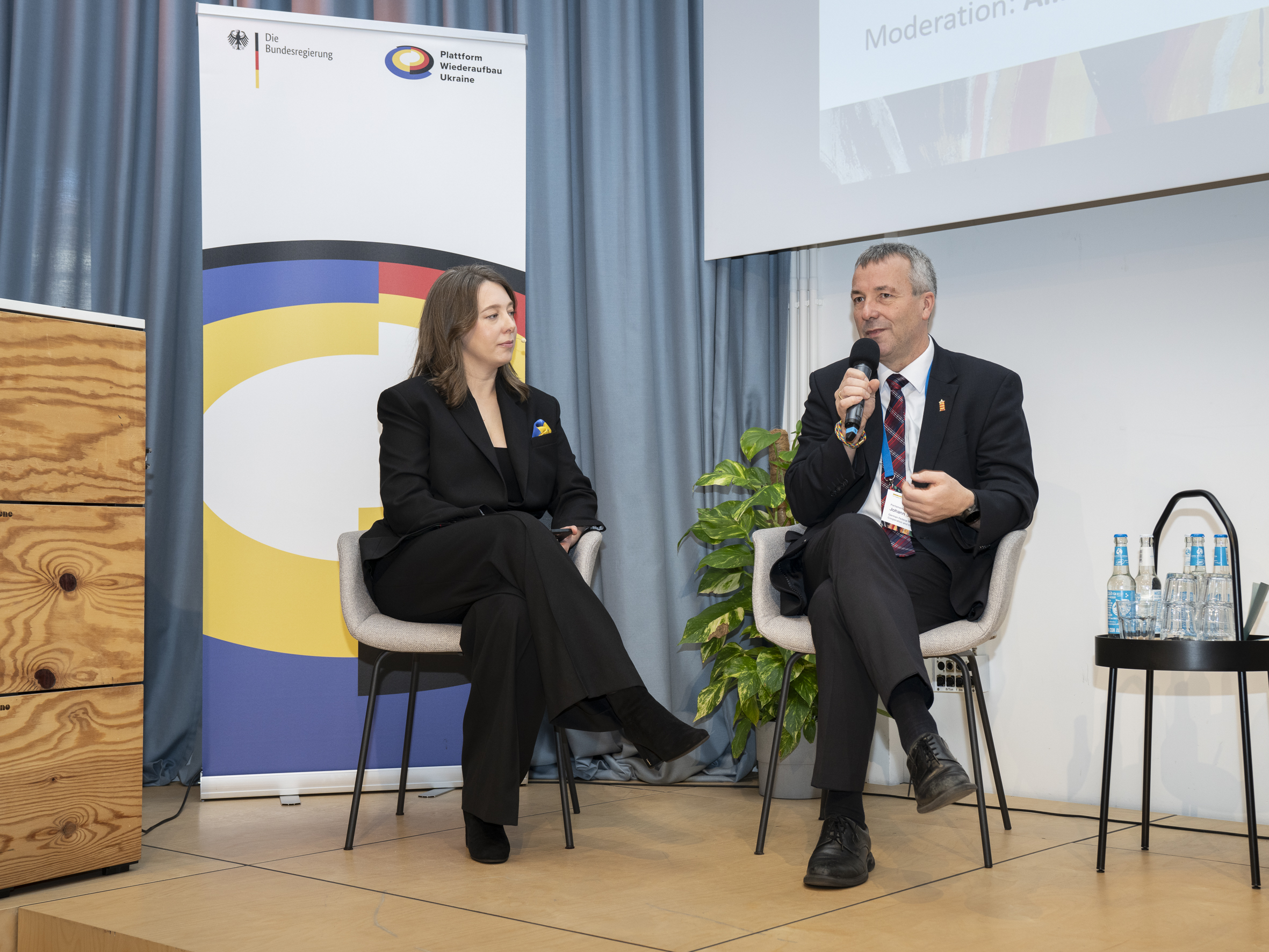 Ein Mann und eine Frau auf einer Bühne