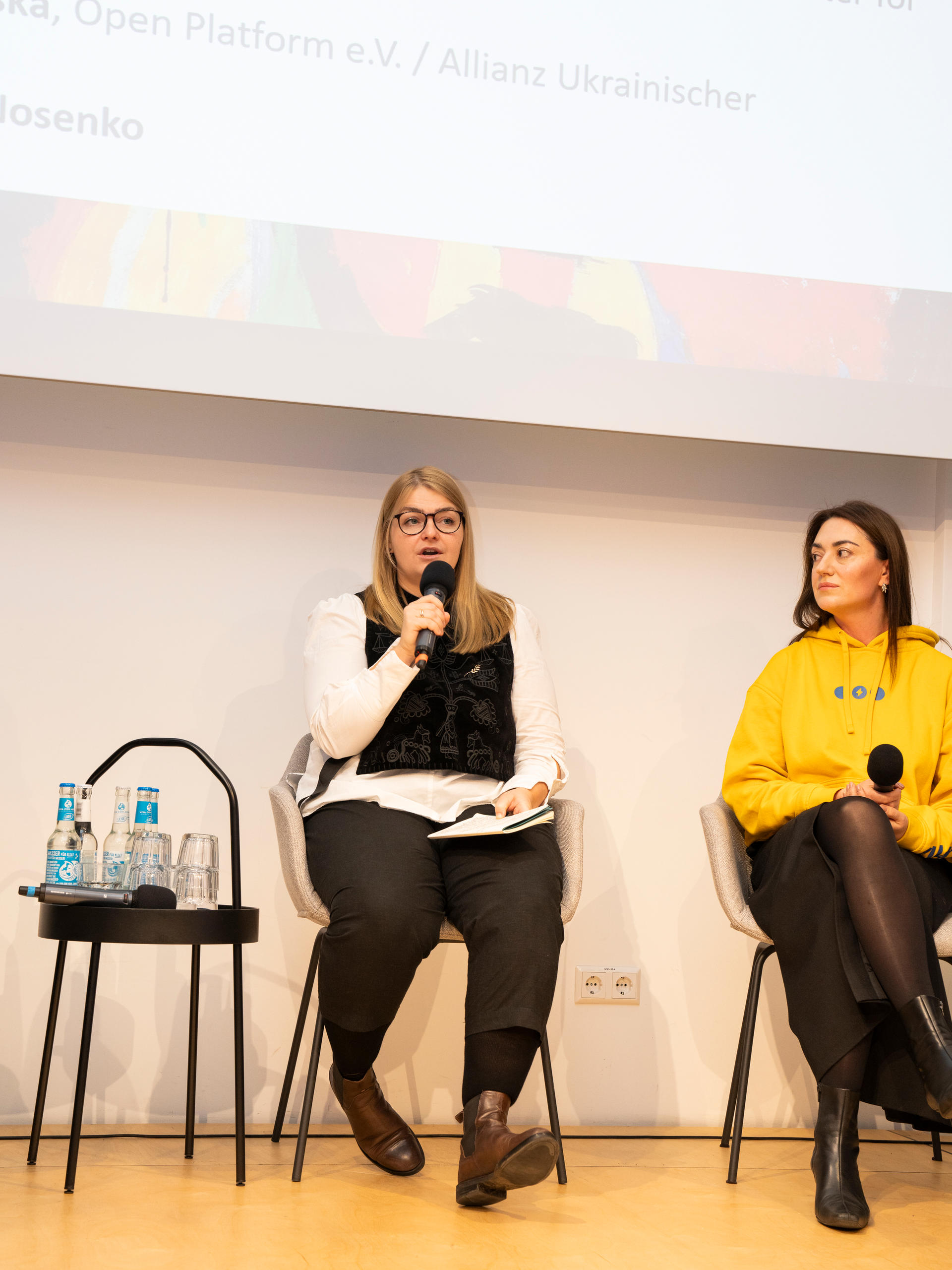 Zwei Frauen auf einer Bühne