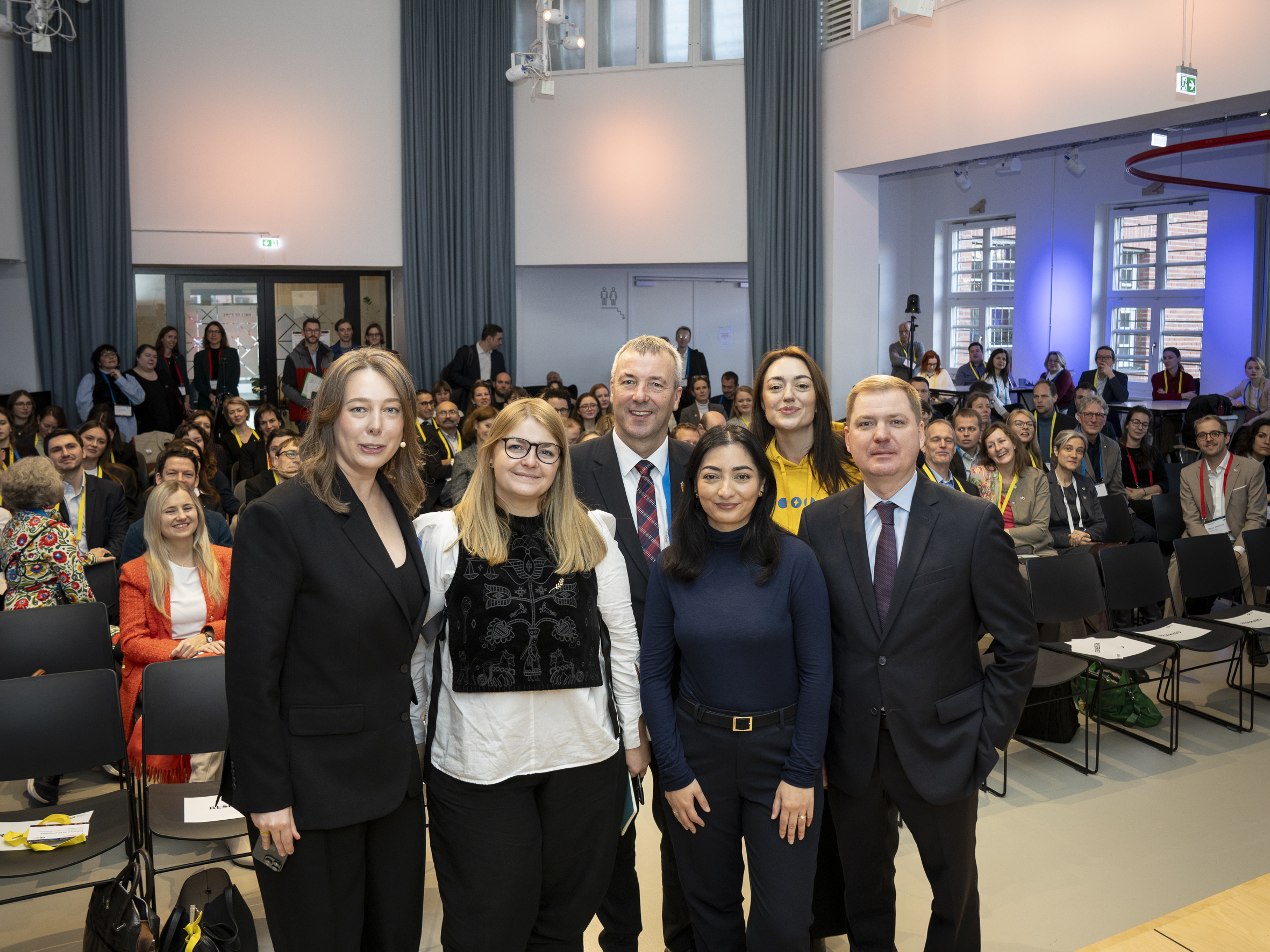 Bild mit Alabali Radovan vor Publikum