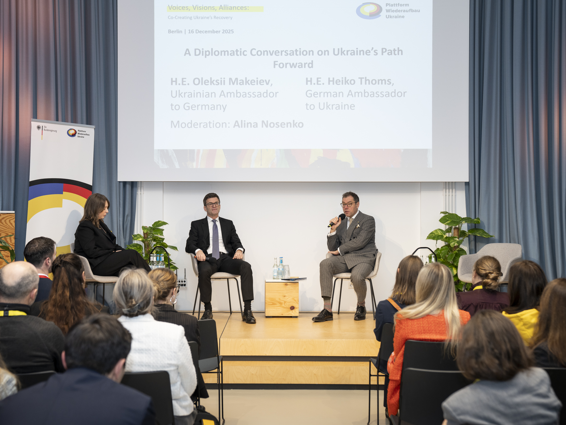 Zwei Männer auf einer Bühne