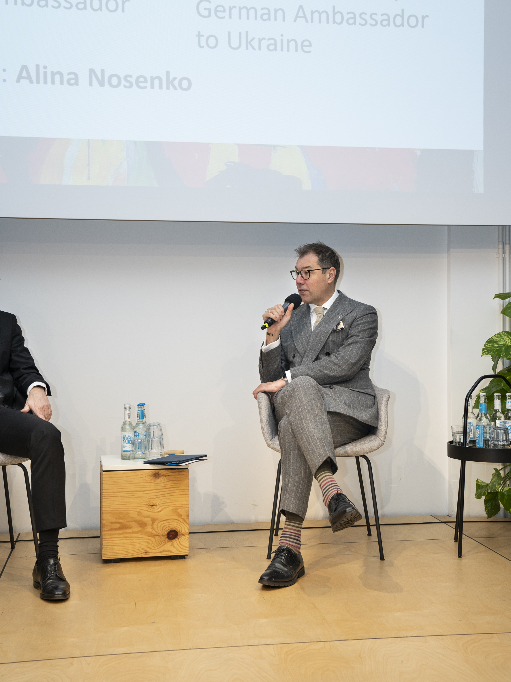 Ein Mann mit Mikrofon auf einer Bühne