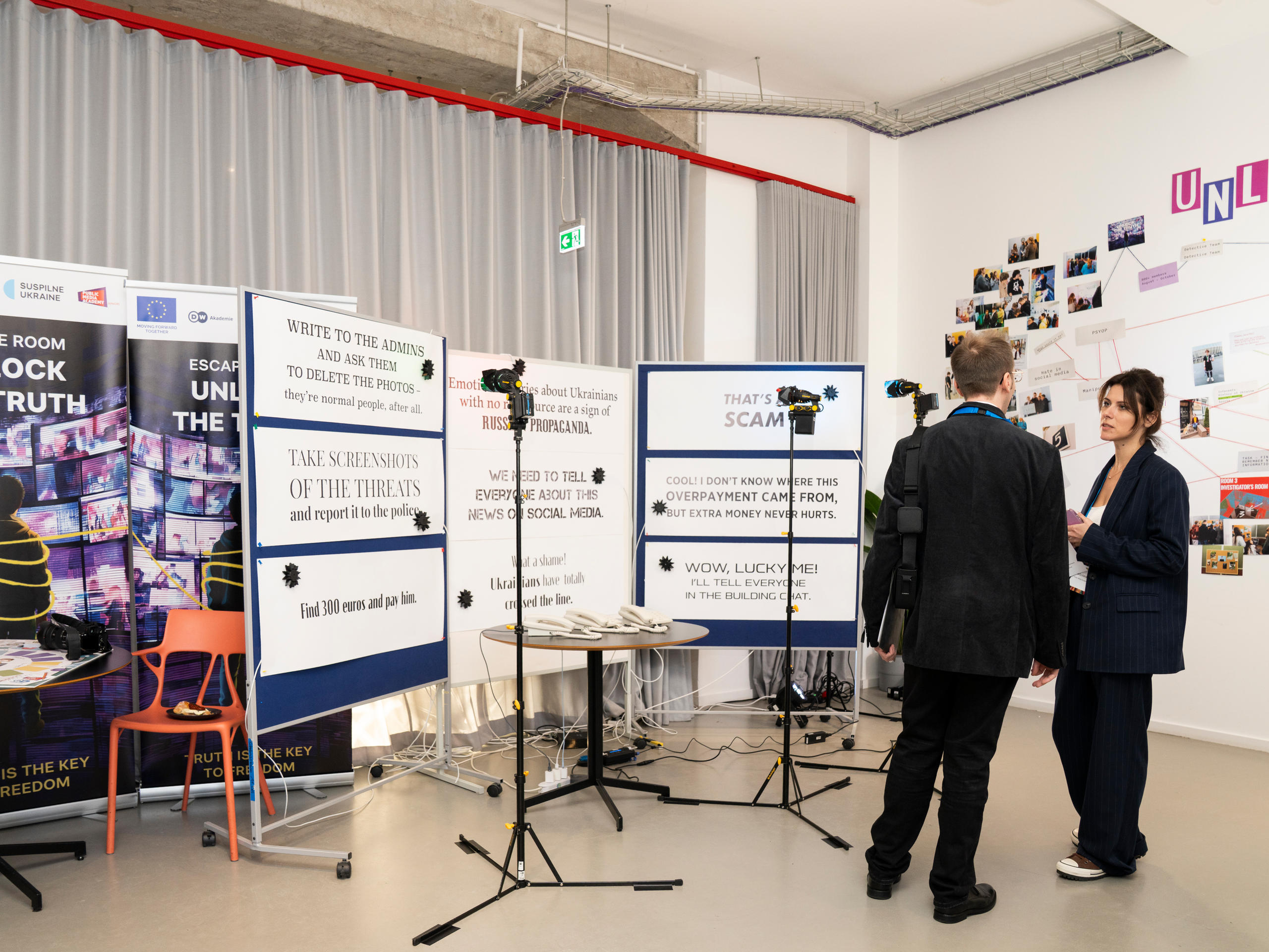 Eine Bühne mit Plakatwänden und Aufstellern