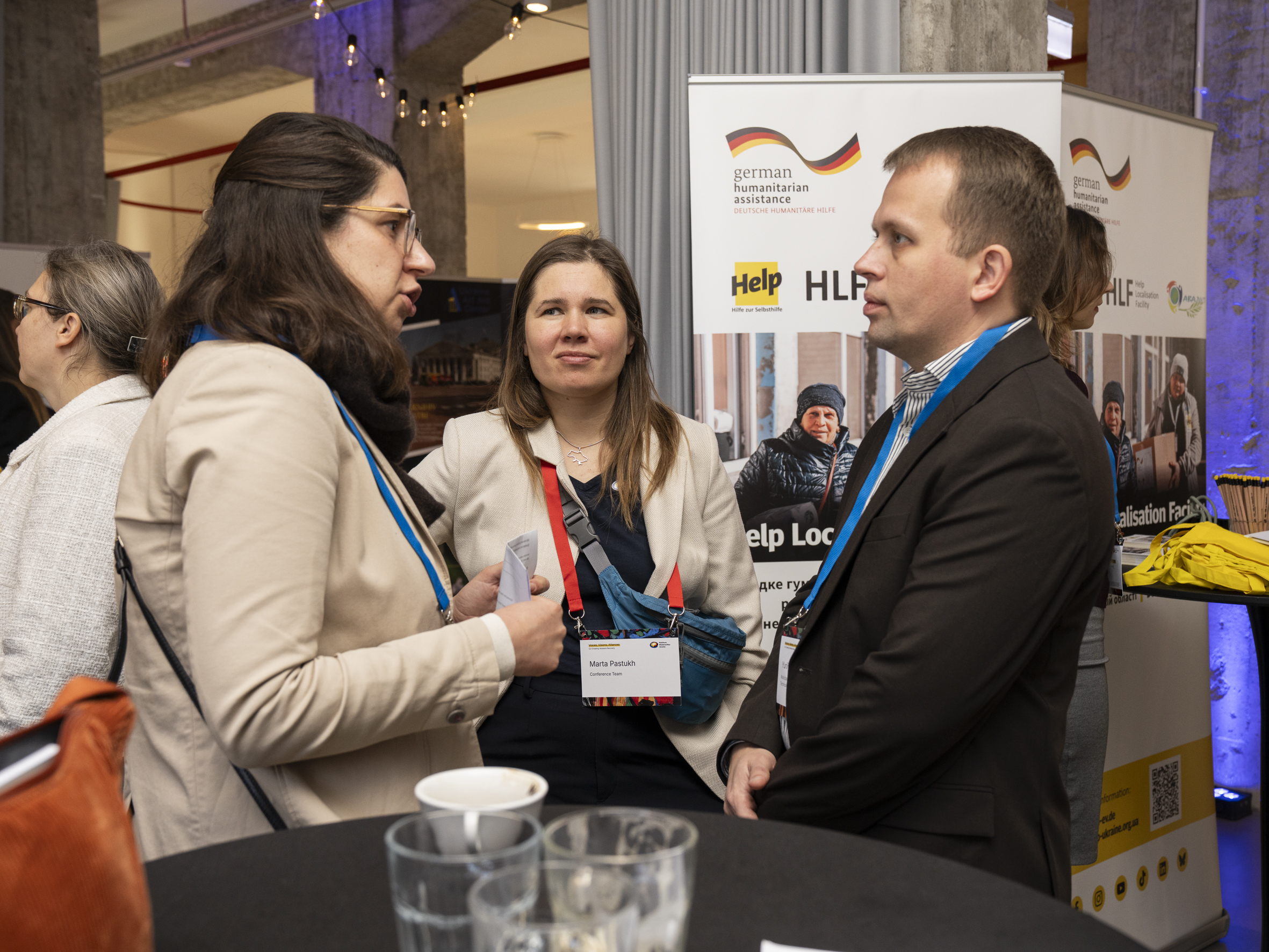 Zwei Frauen und ein Mann im Gespräch