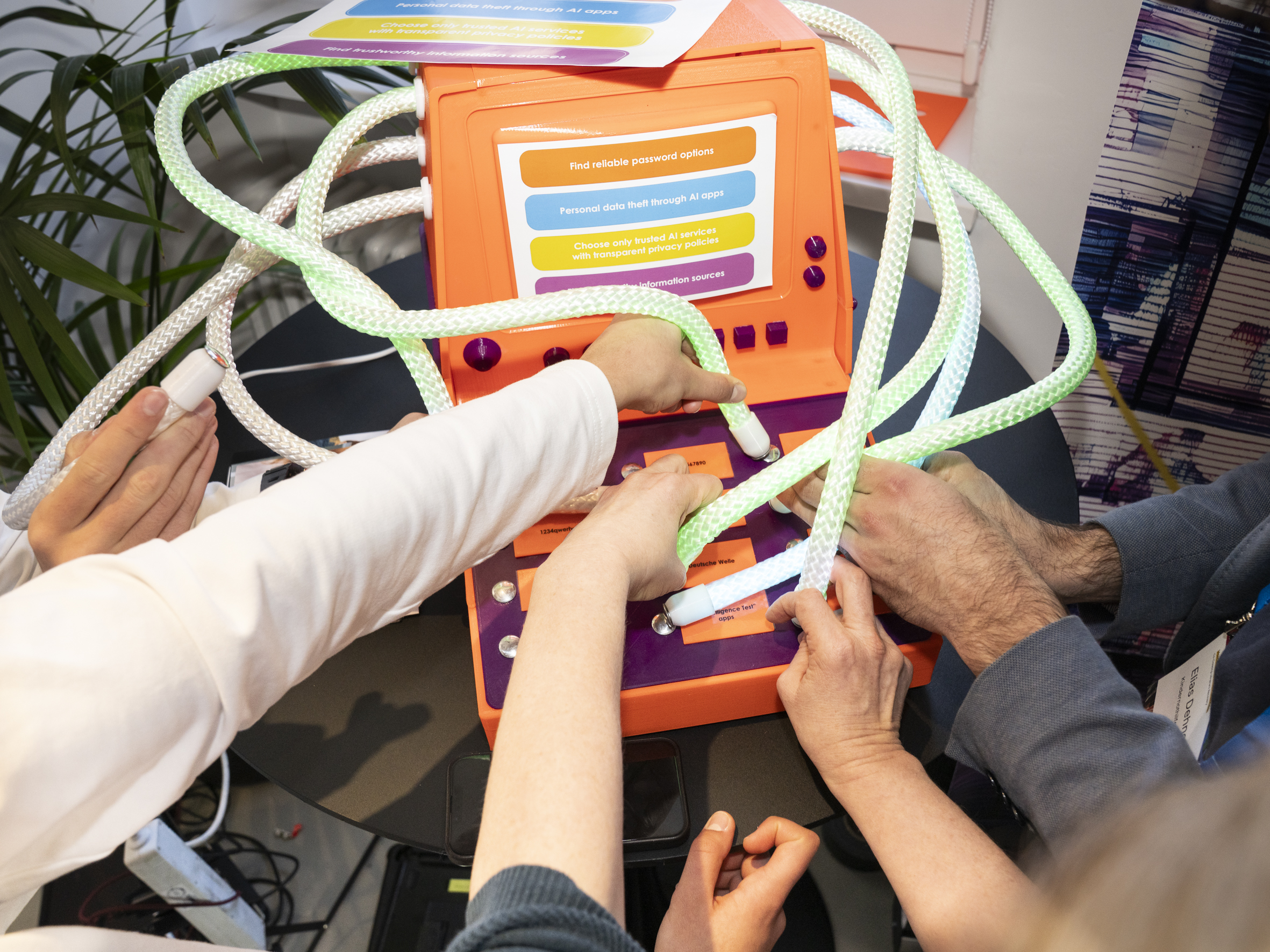 Schläuche werden in eine orangene Box gesteckt