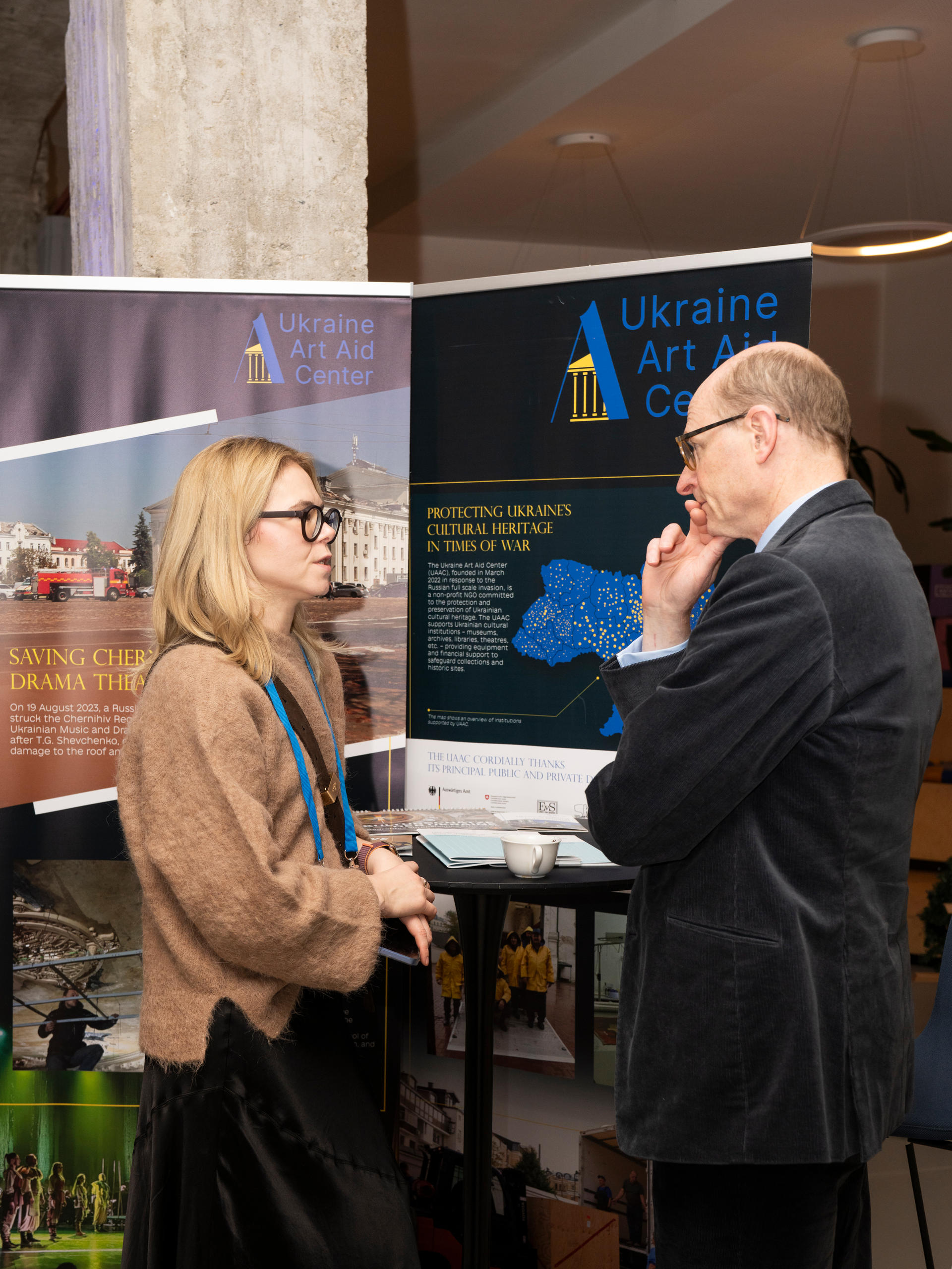 Ein Mann und eine Frau reden miteinander