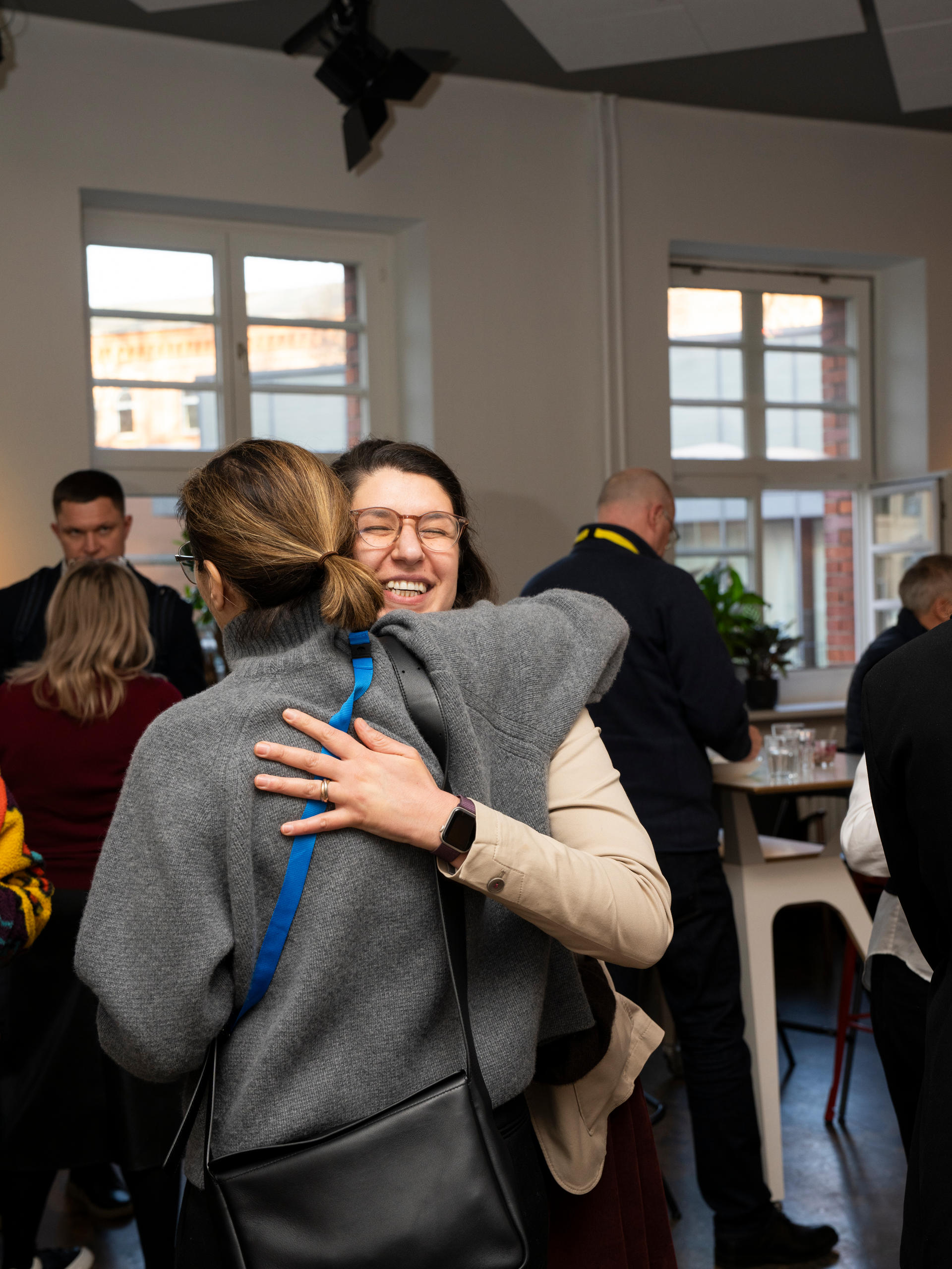 Zwei Frauen umarmen sich