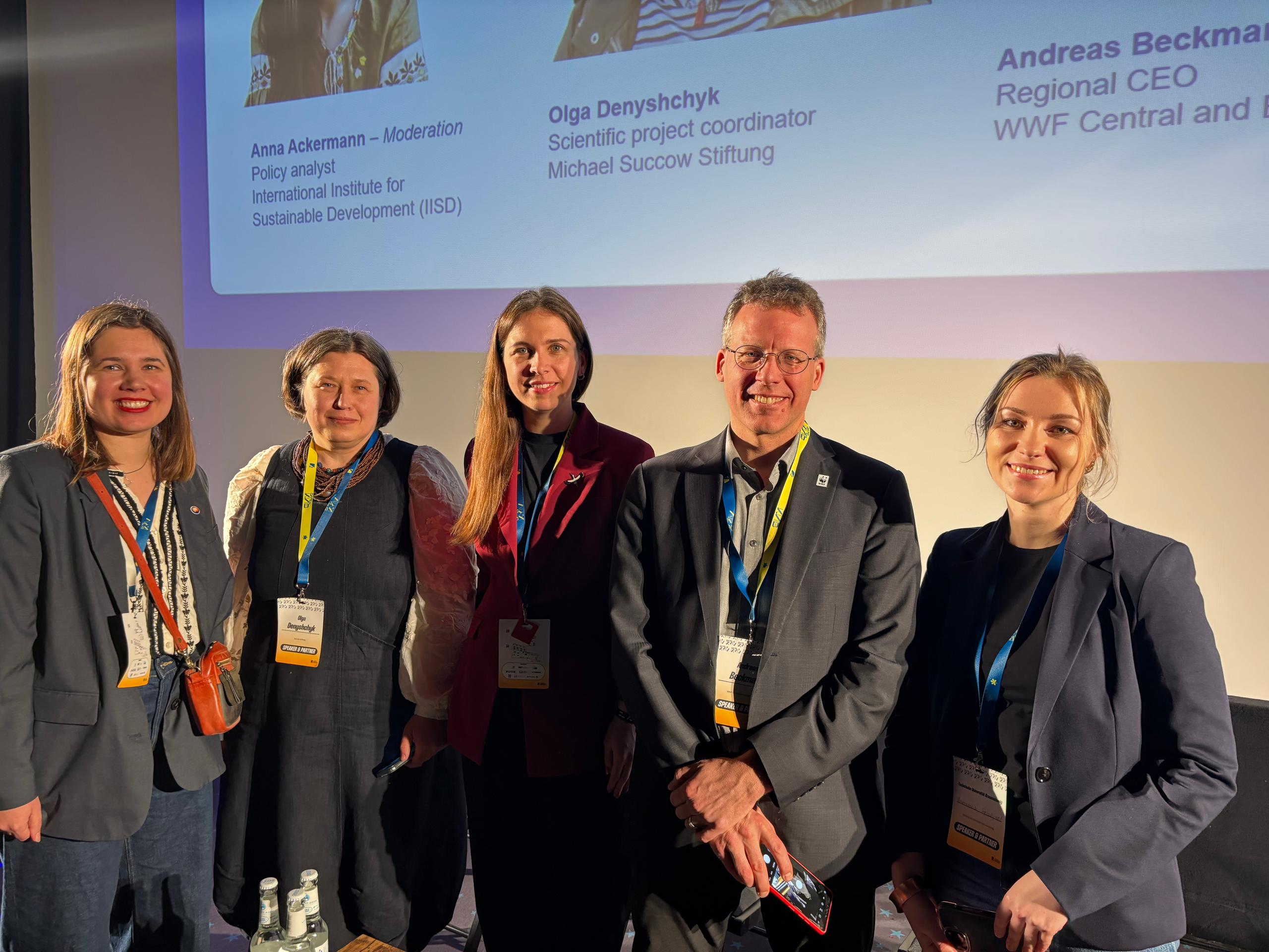 Foto von fünf Menschen, die nebeneinander stehen.
