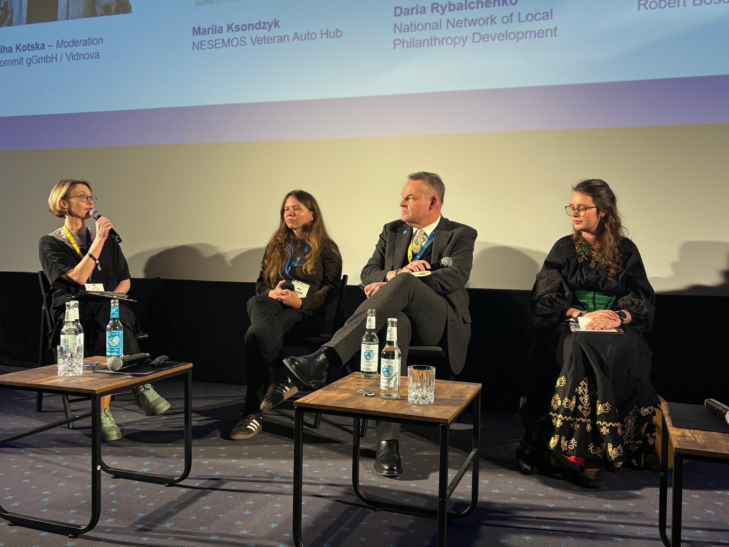 Foto von einem Panel mit vier Menschen.