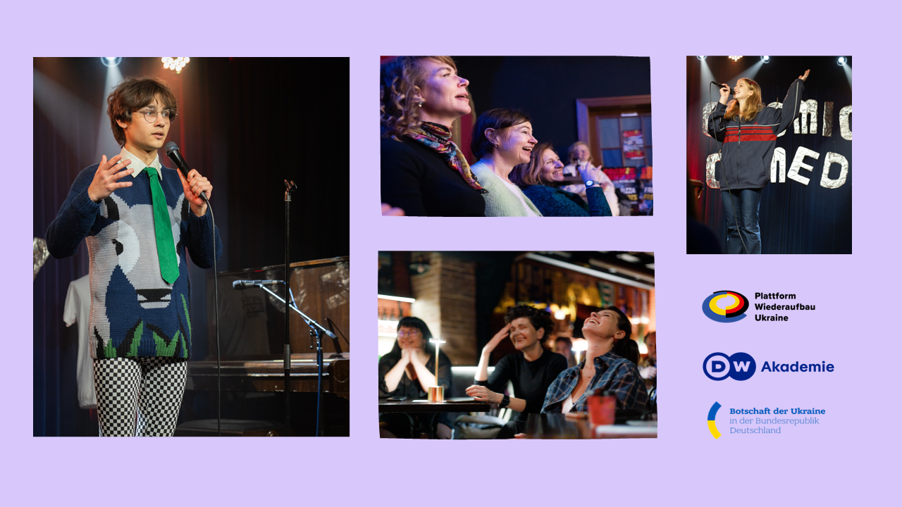  Fotocollage einer Comedyshow auf hellviolettem Hintergrund: Zwei Personen treten mit Mikrofonen auf einer Bühne auf, daneben lacht das Publikum.